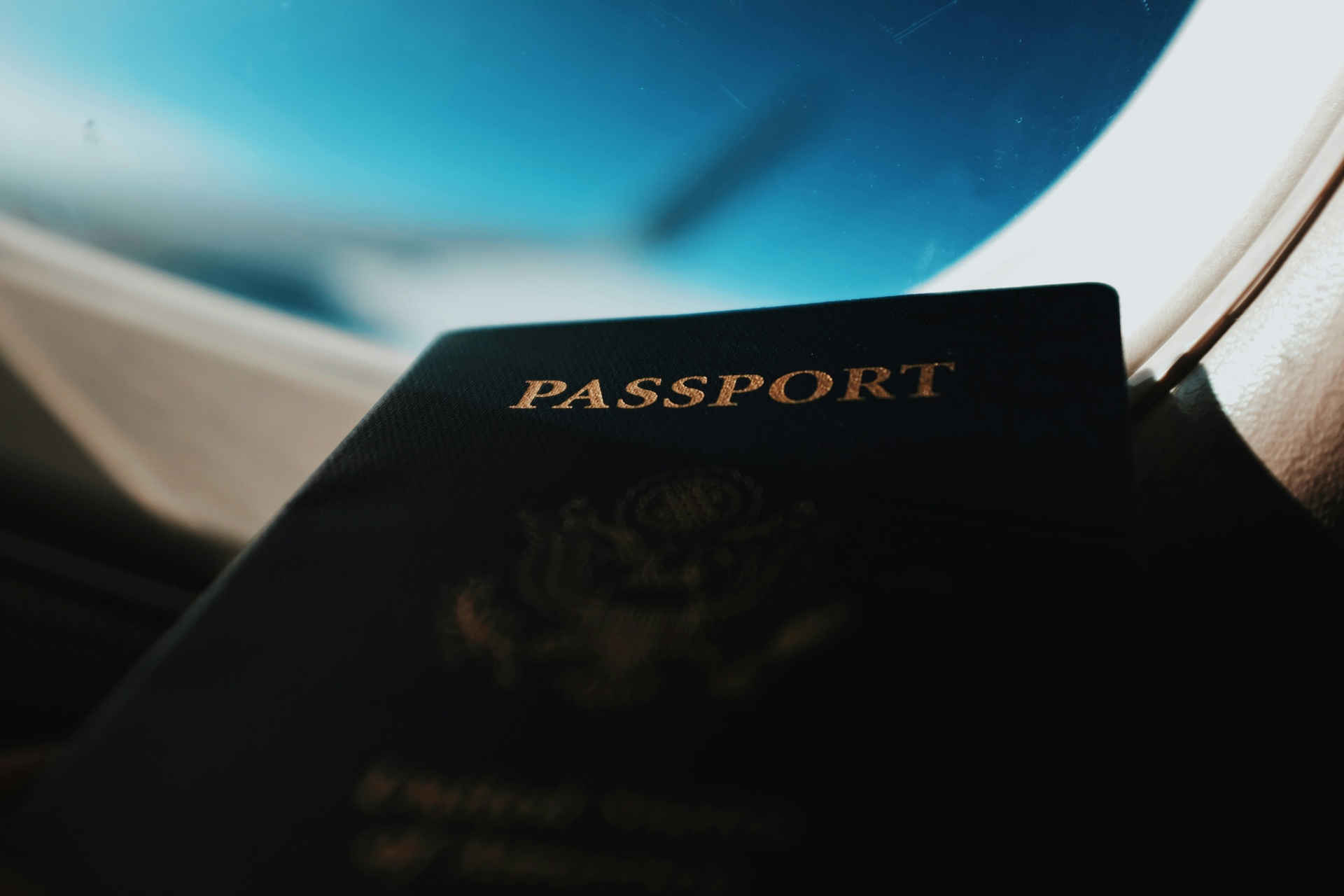Pasaporte y ventana de avión durante un vuelo internacional