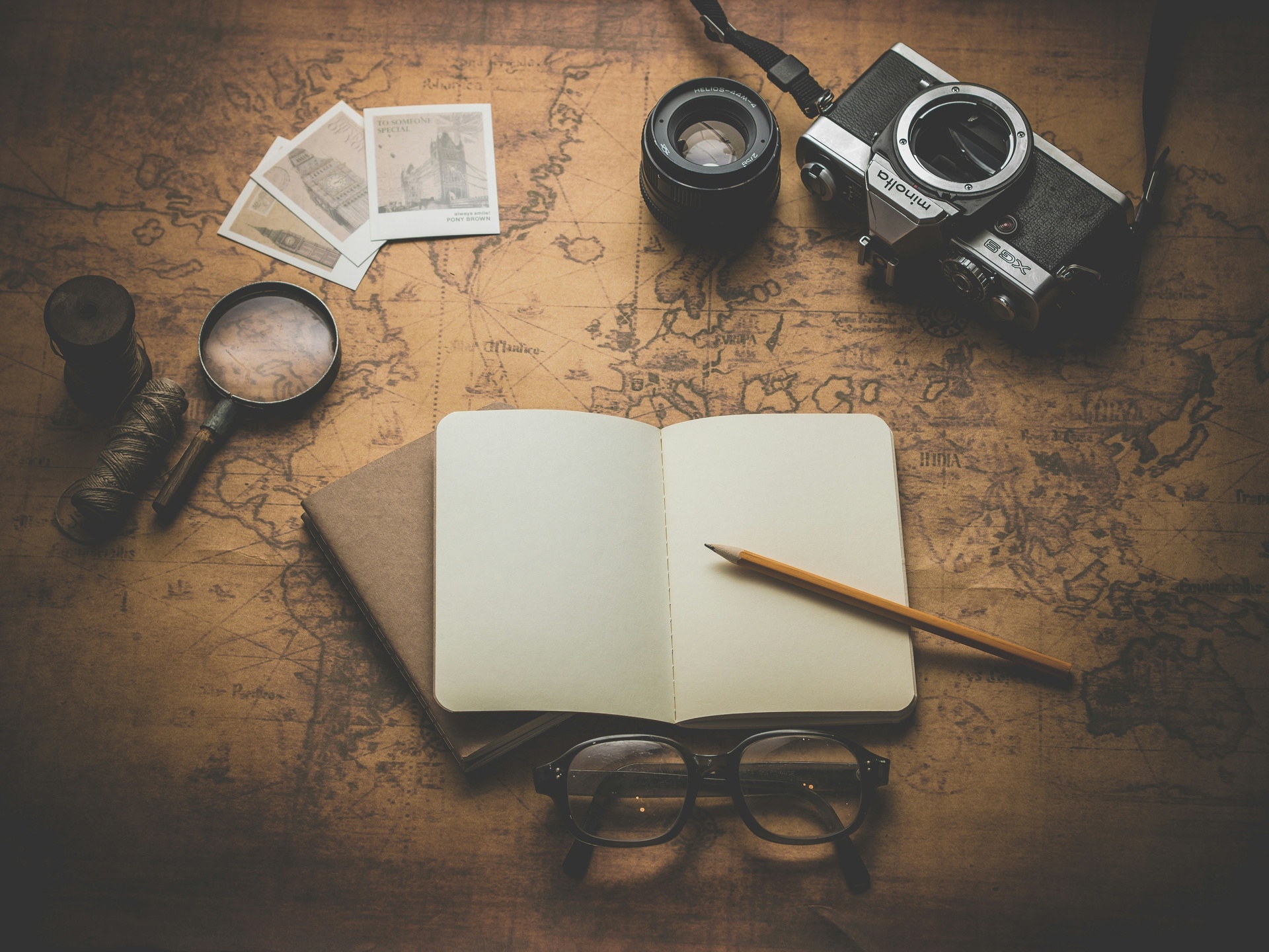 Cuaderno con planeación de presupuesto de viaje y calculadora