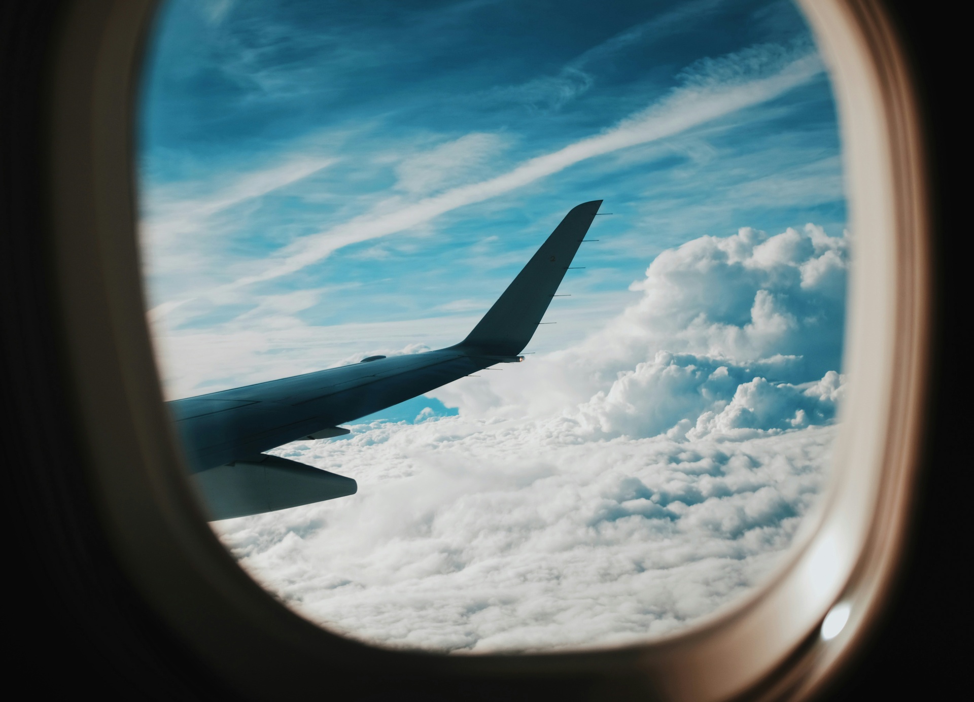 Vista desde la ventanilla de un avión sobre las nubes