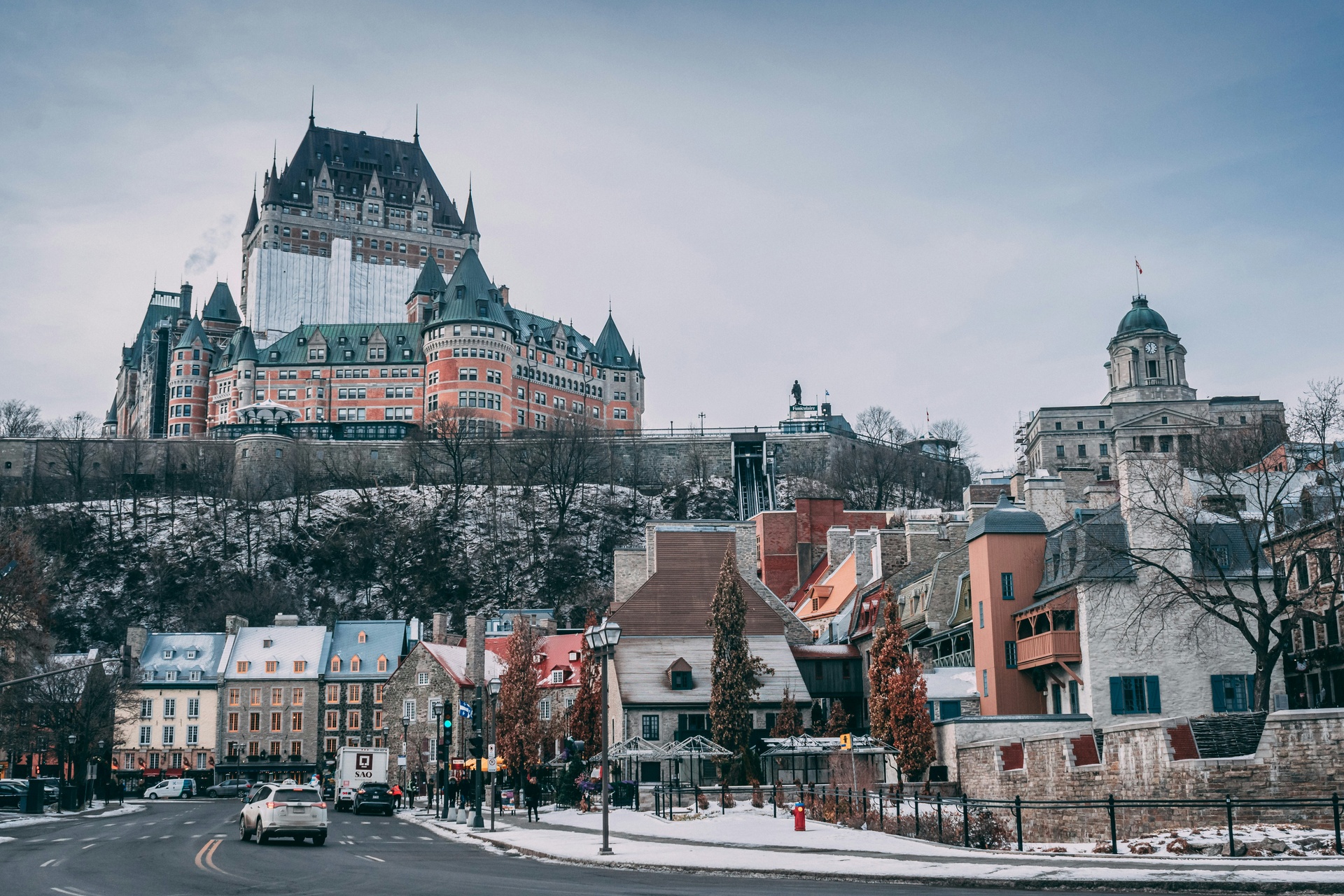 Calles nevadas del casco antiguo de la ciudad de Quebec en invierno