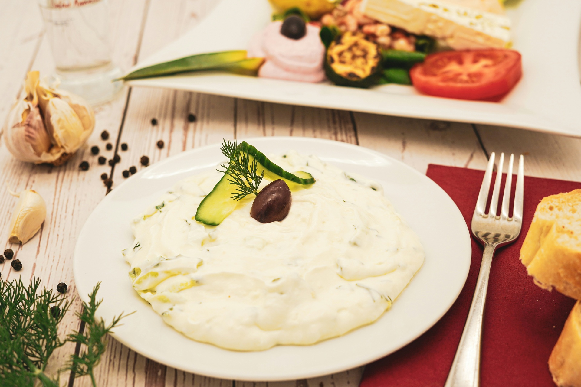 Mesa de taverna griega con ensalada, pita y mezze