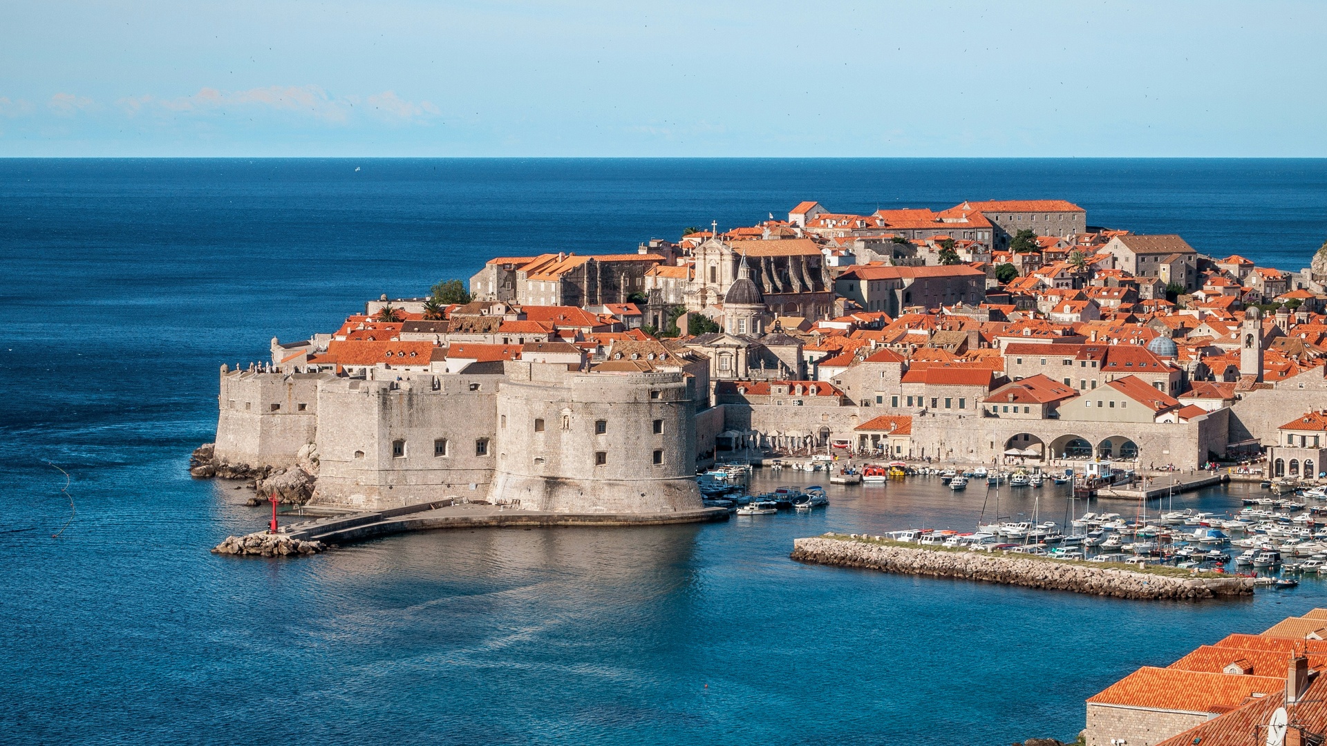 Vista aérea de la ciudad amurallada de Dubrovnik en Croacia