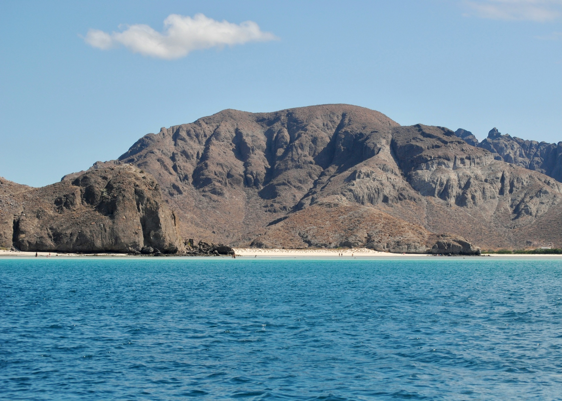 Playa tranquila de aguas turquesa en La Paz, Baja California Sur