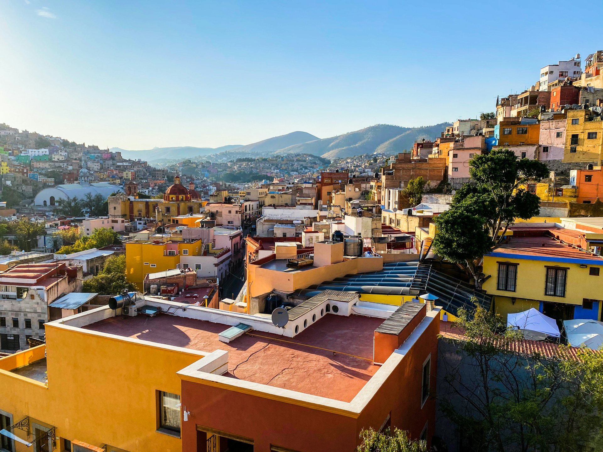 Vista panorámica de las casas coloridas de Guanajuato al atardecer