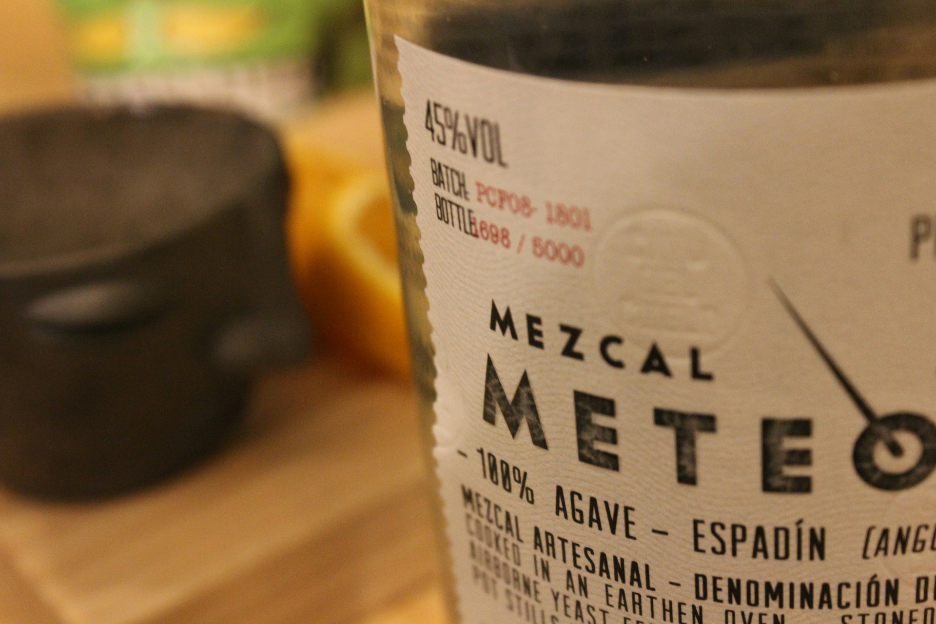 Copas de mezcal servidas para una cata tradicional