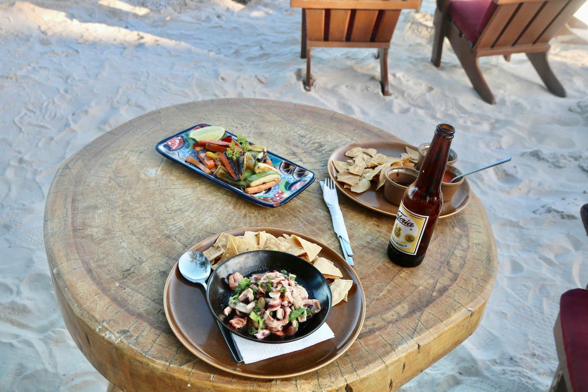Plato de pescado a la talla servido en una palapa frente al mar