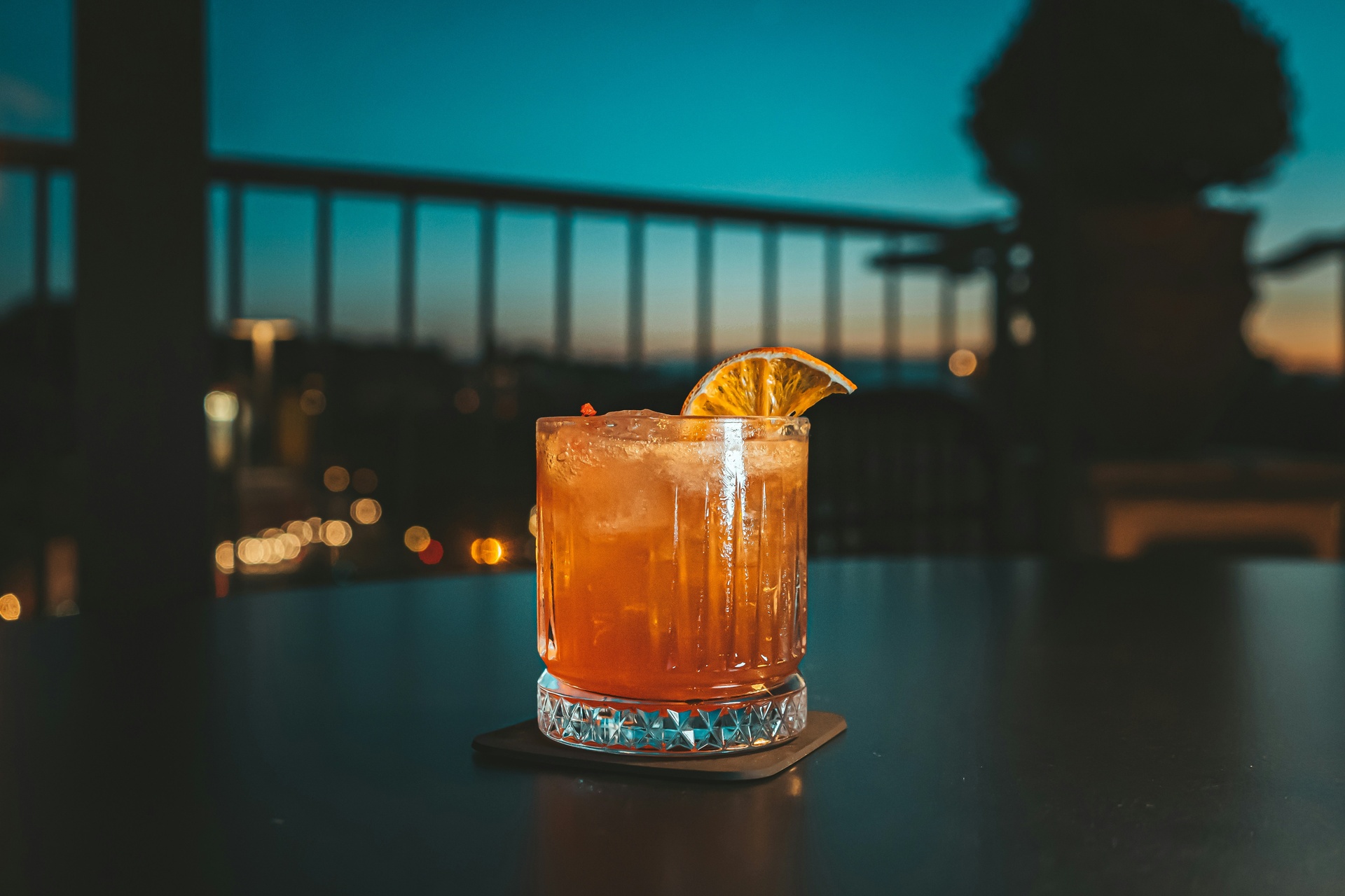 Cocteles servidos en un rooftop al atardecer