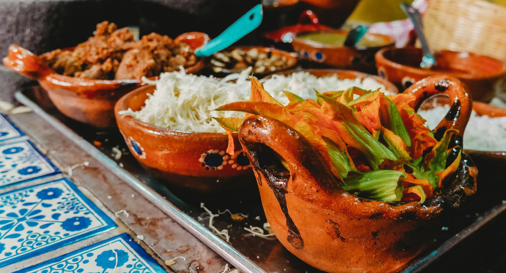 Plato de mole negro oaxaqueño con tlayuda y quesillo