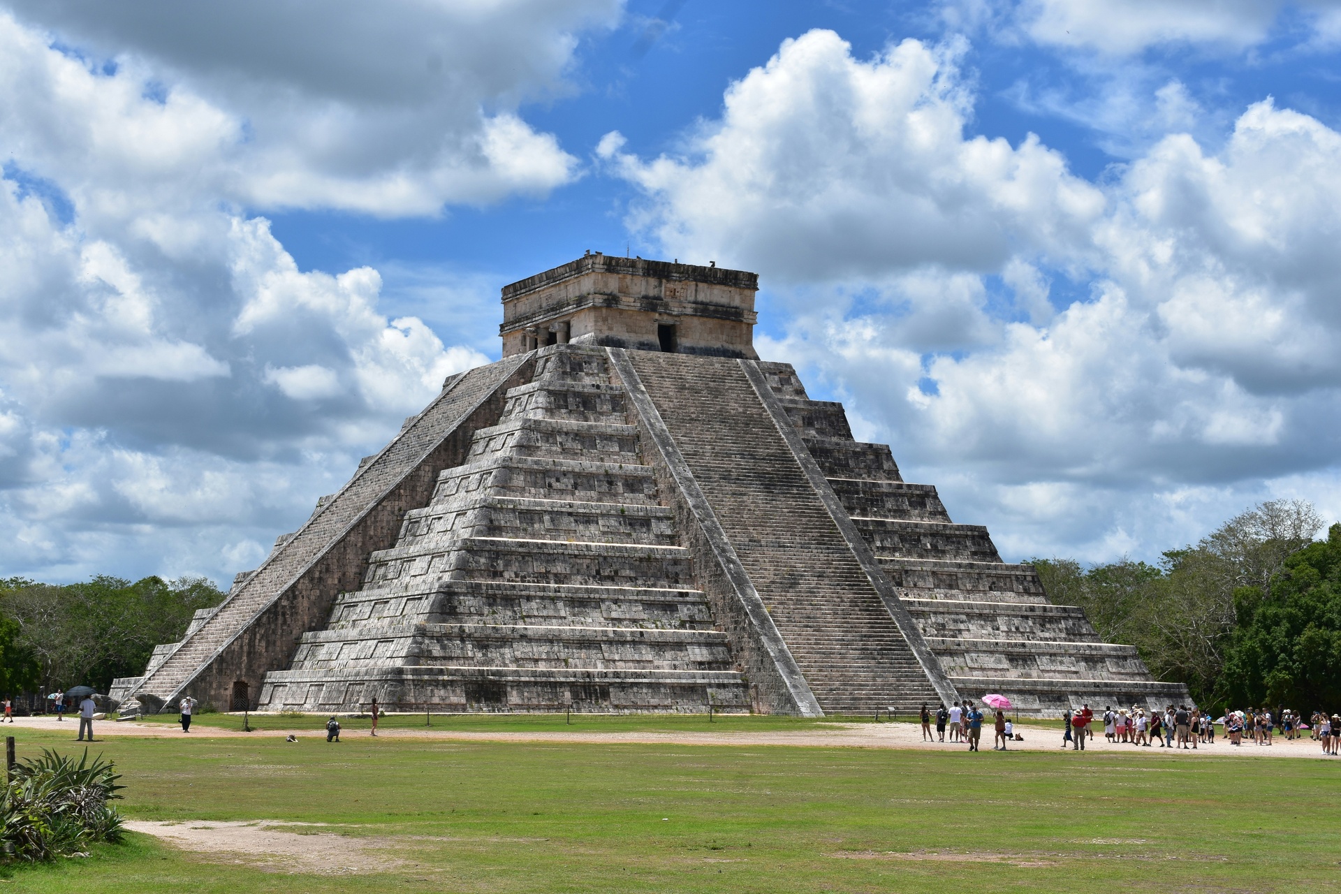 La pirámide de El Castillo en Chichén Itzá durante el equinoccio