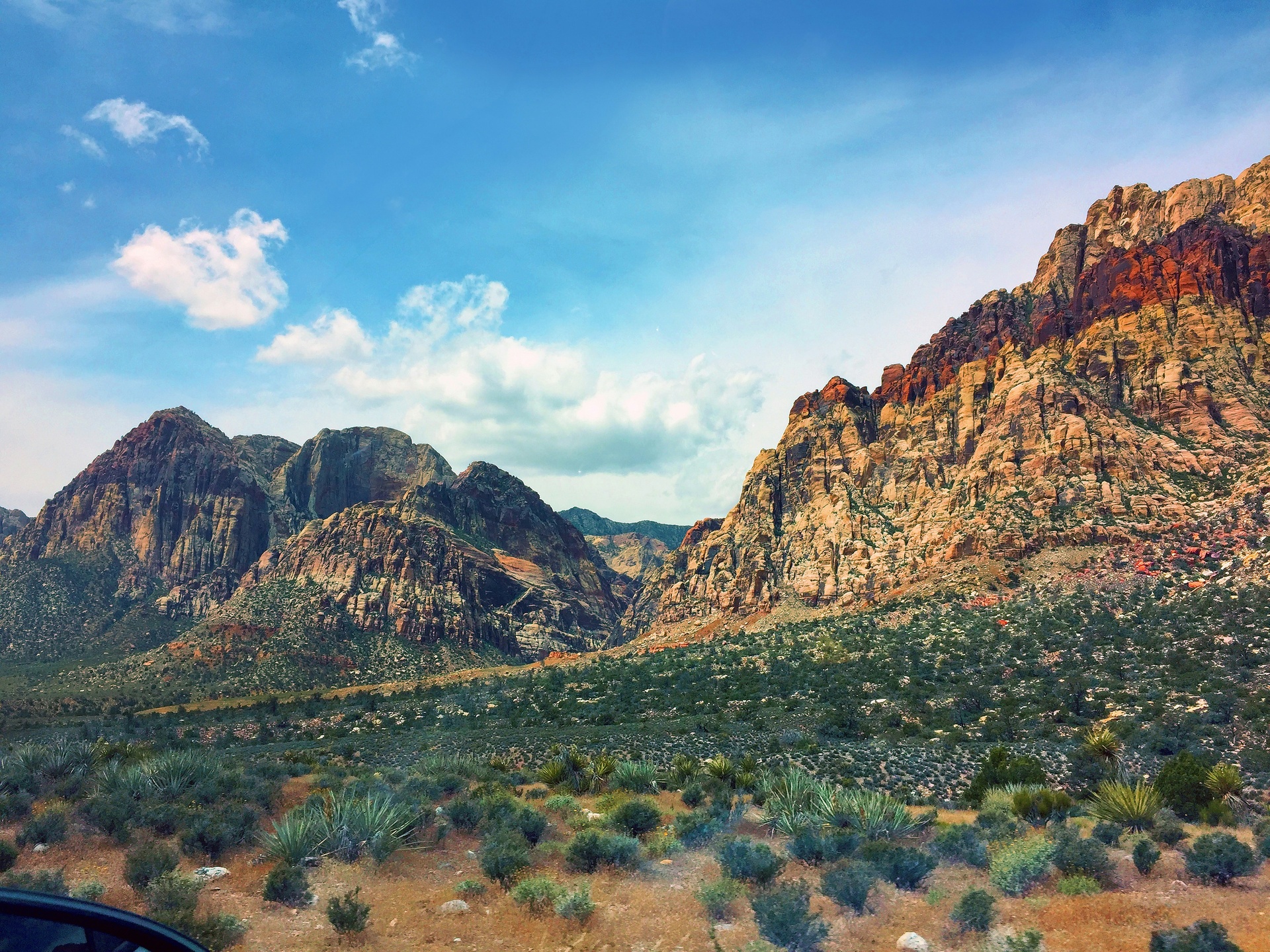 Paisaje desértico cerca de Las Vegas con formaciones rocosas rojas