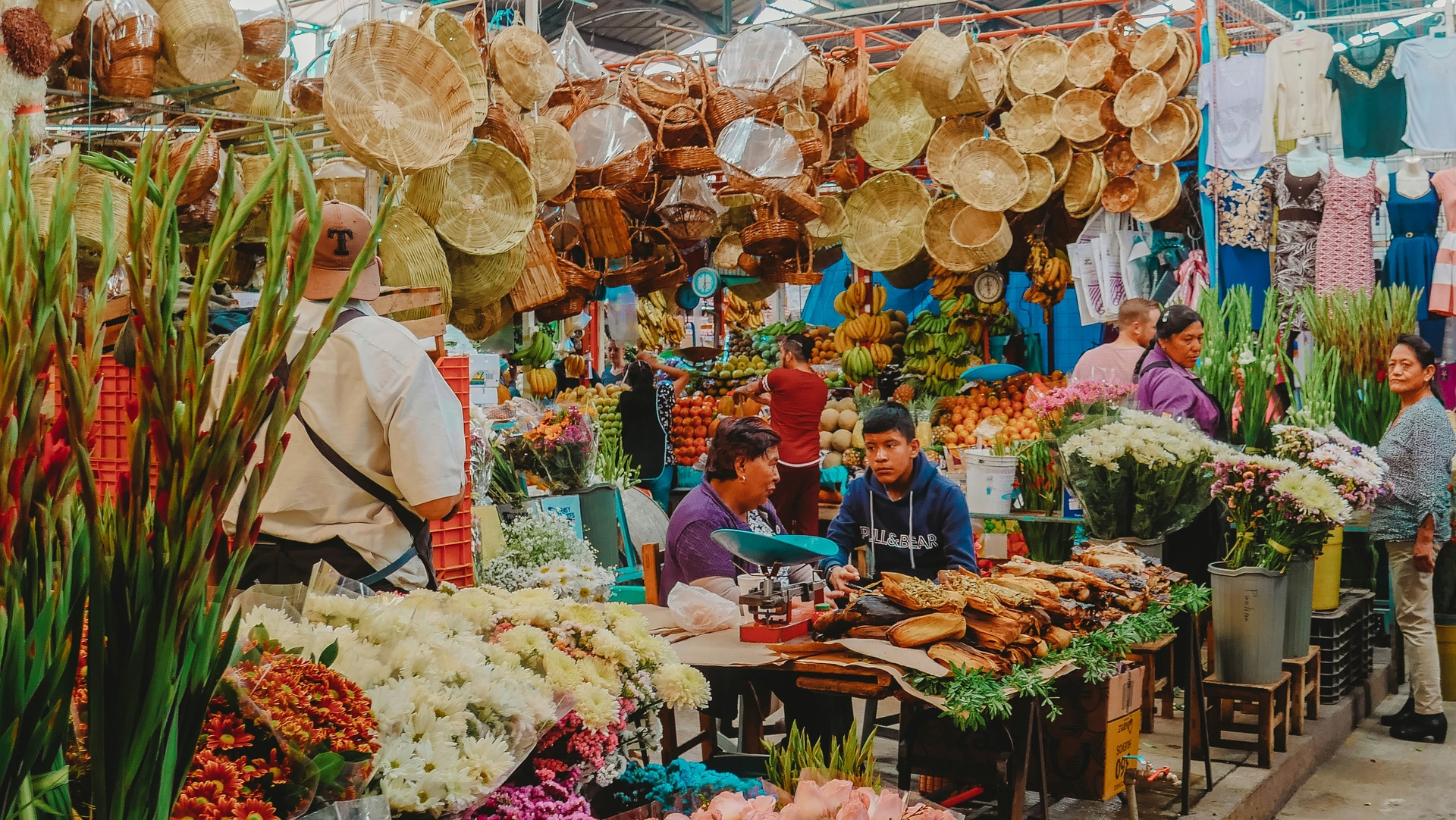 Puestos de quesos y embutidos en un mercado gastronómico de CDMX