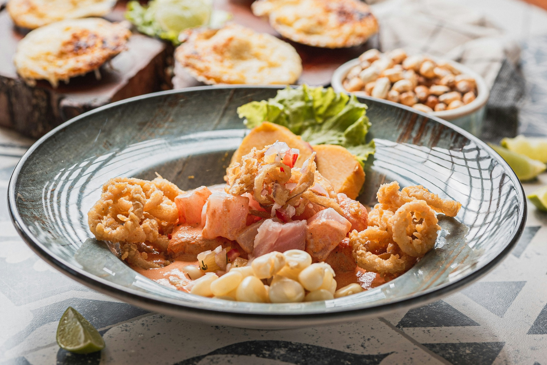 Plato de ceviche fresco con mariscos del Caribe
