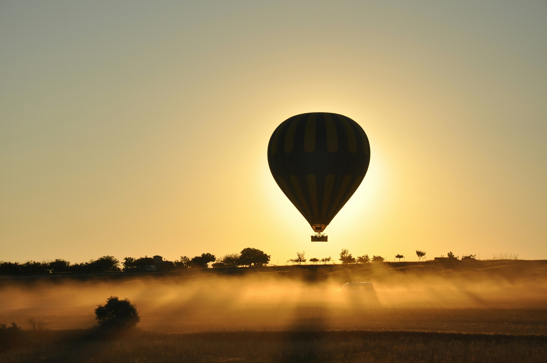 Globos aerostáticos al amanecer sobre pirámides de Teotihuacán
