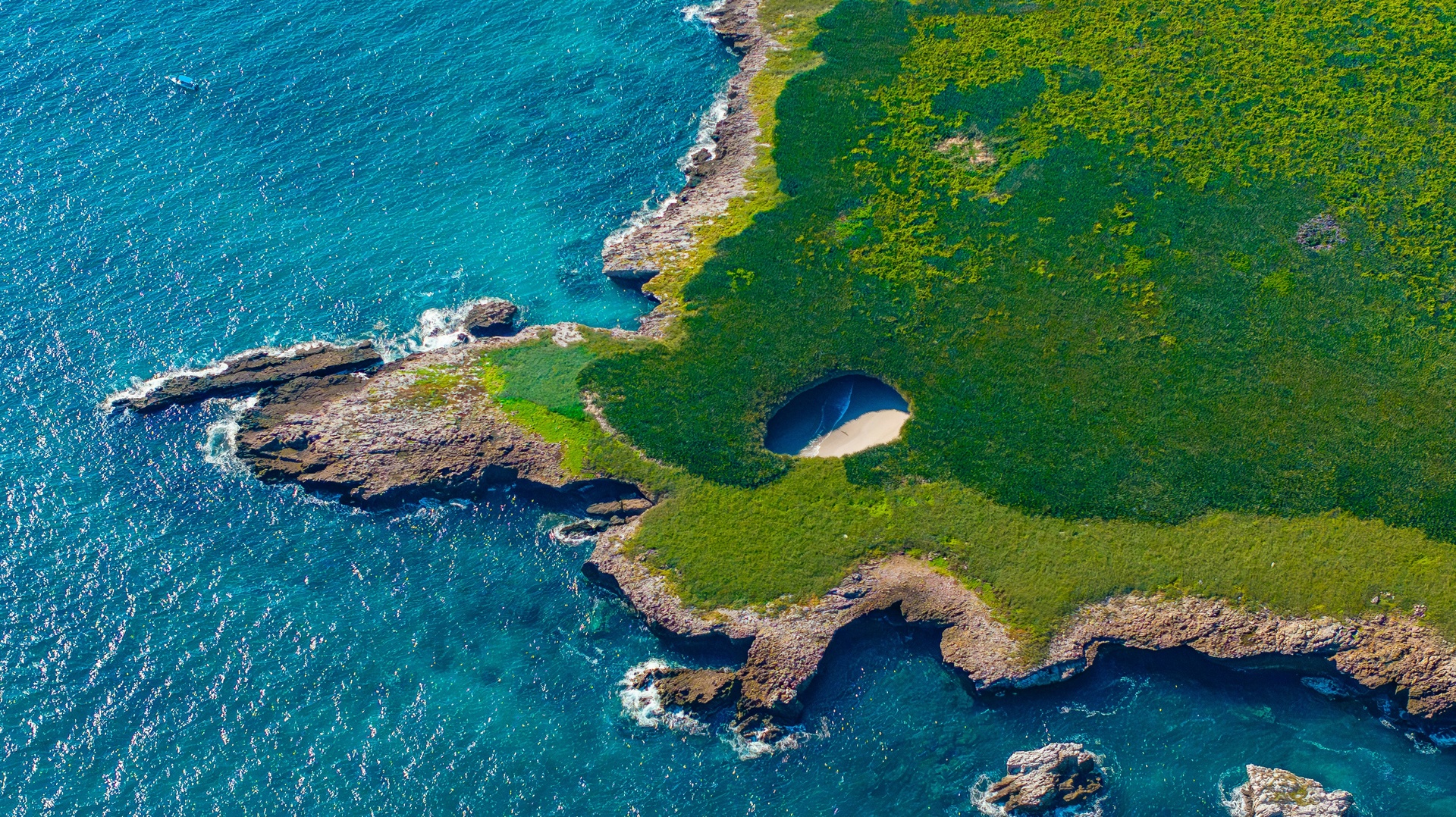 Playa Escondida en las Islas Marietas vista desde arriba
