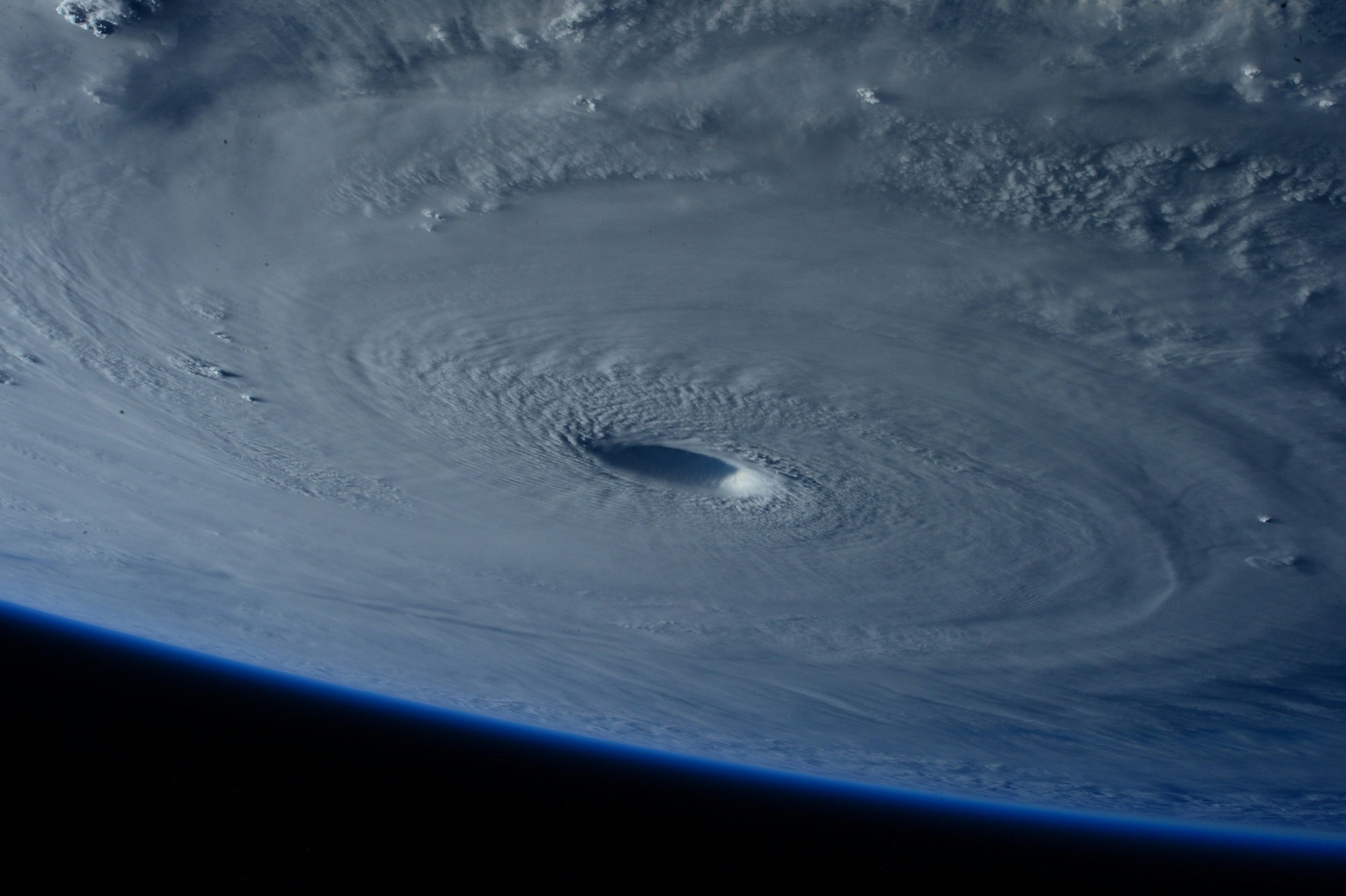 Vista satelital de un huracán acercándose al Caribe