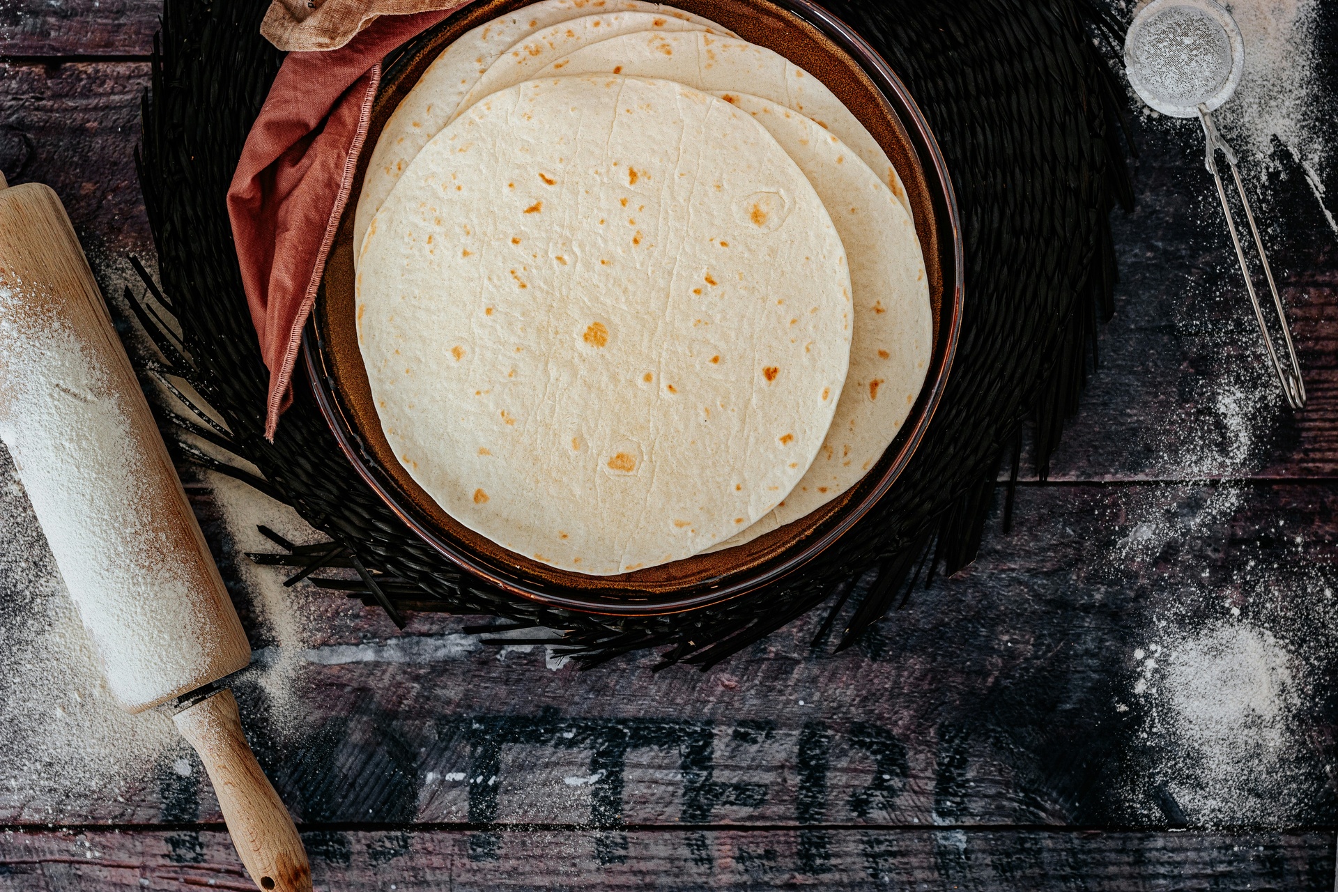 Manos preparando tortillas a mano en una clase de cocina mexicana