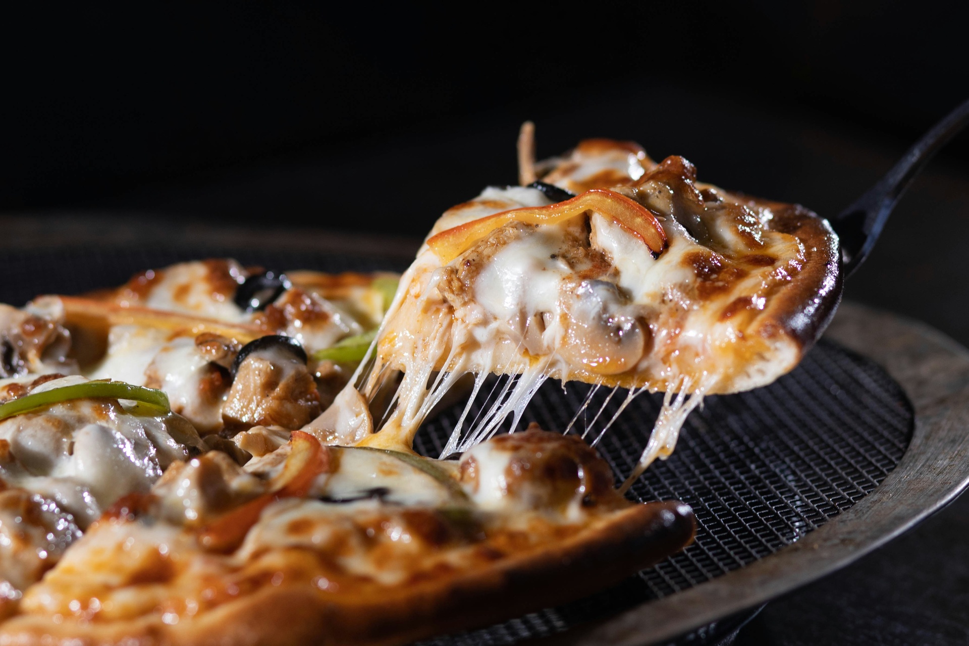 Rebanada de pizza estilo Chicago con queso derretido