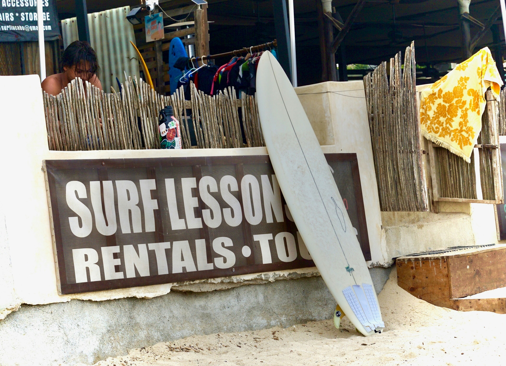 Clase de surf para principiantes en una playa mexicana