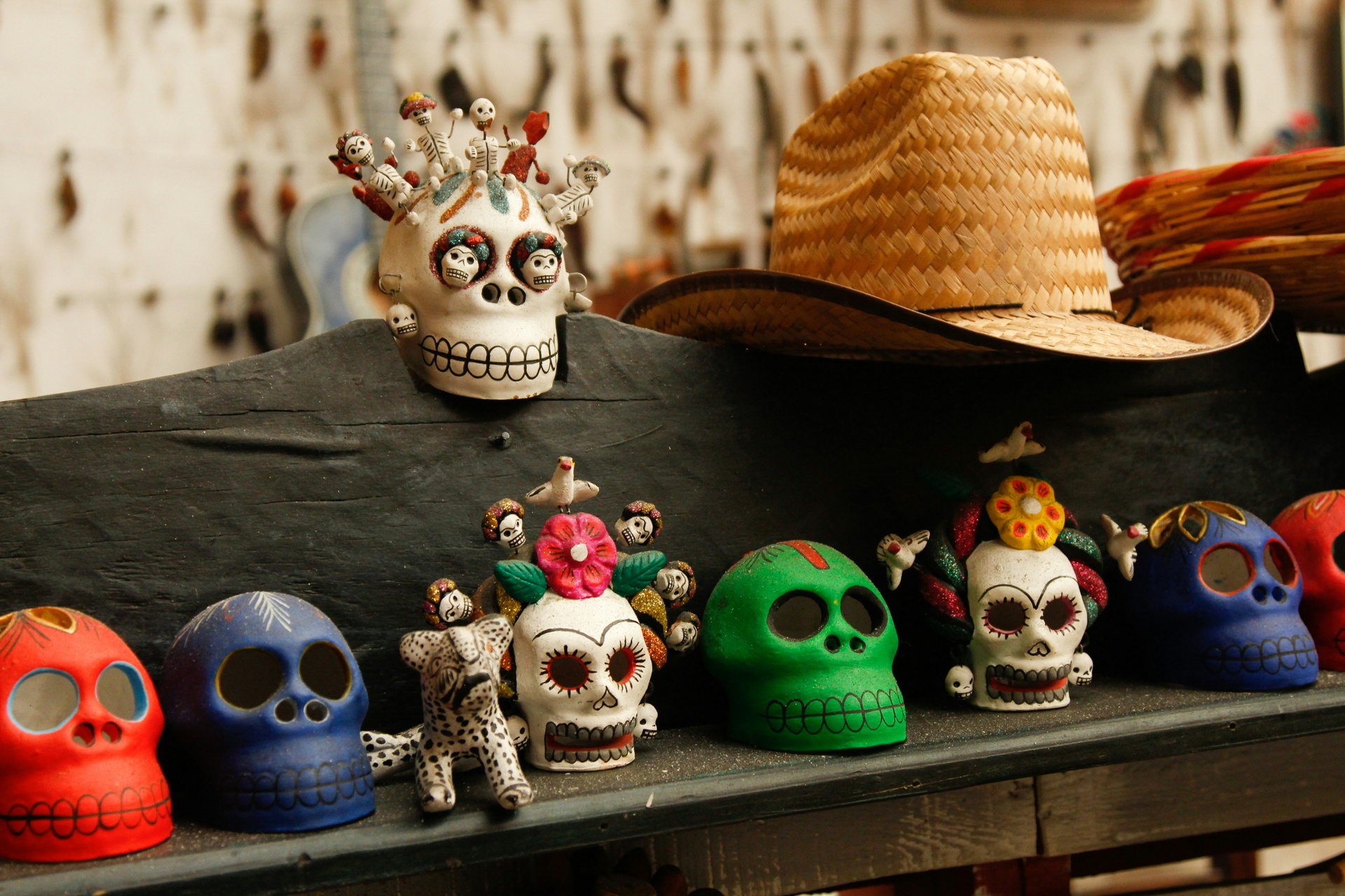 Altar de muertos con cempasúchil y velas durante las celebraciones en Oaxaca