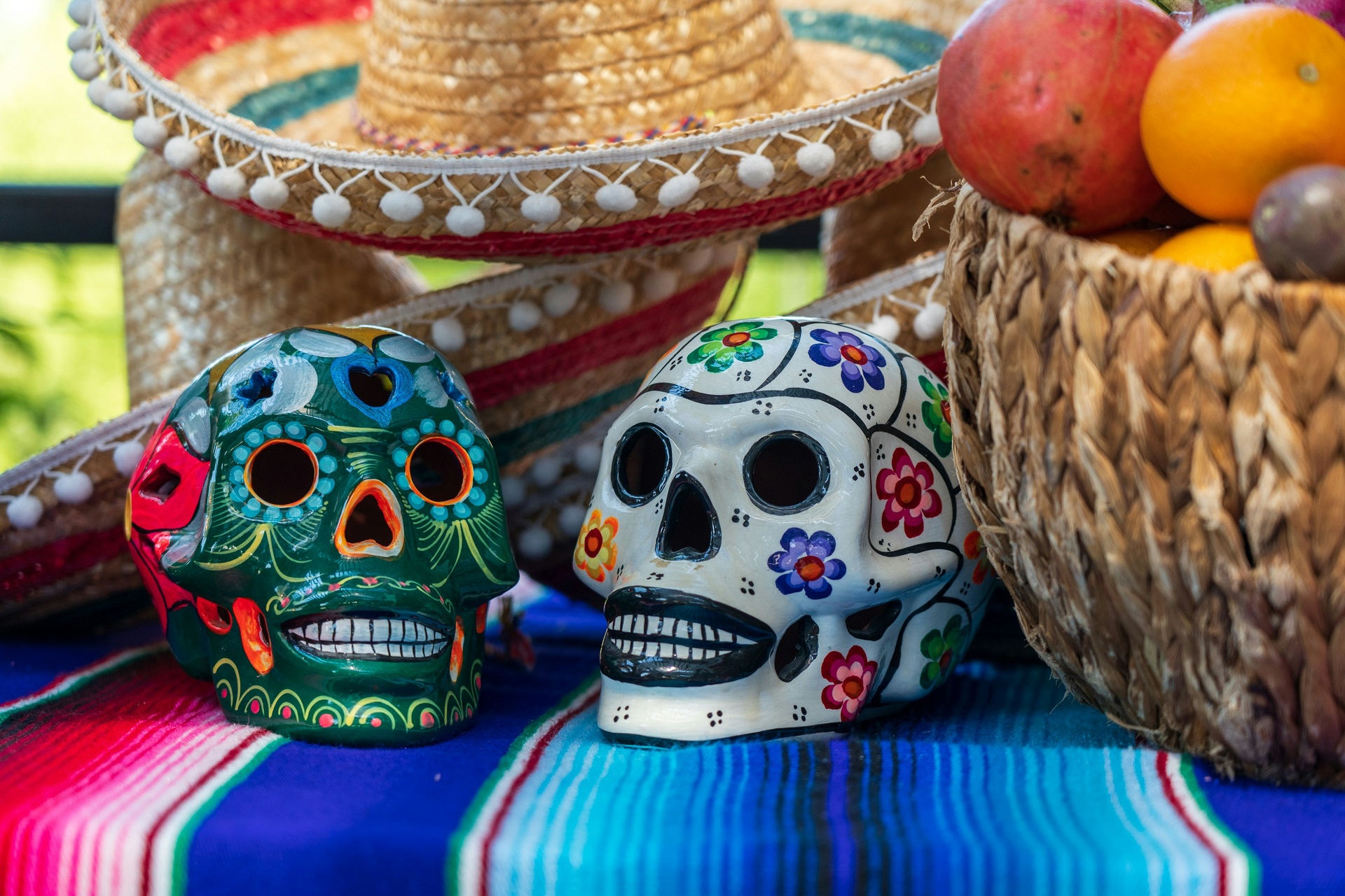 Altar tradicional con velas, cempasúchil y ofrendas de comida