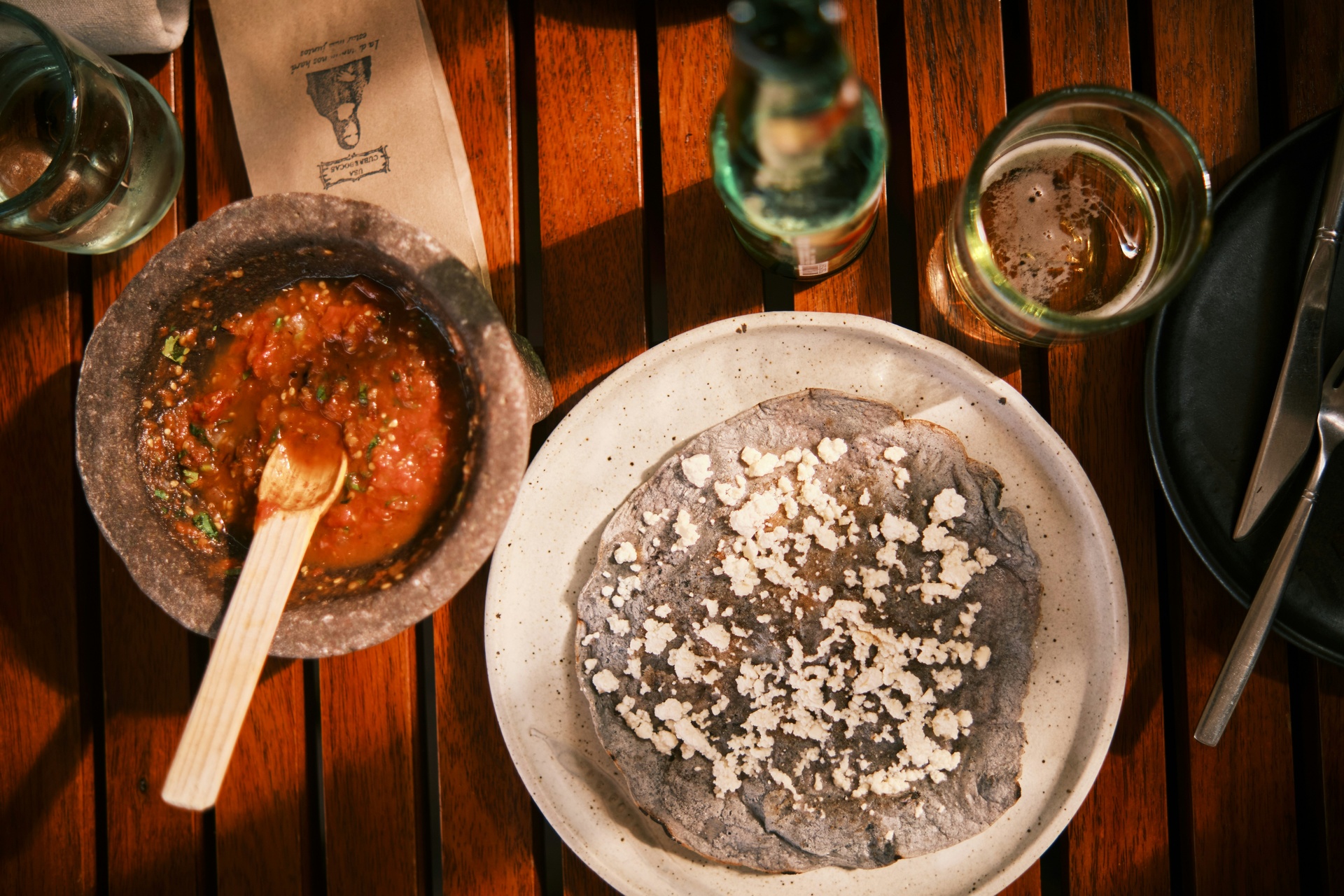 Plato de mole negro oaxaqueño servido con arroz y tortillas