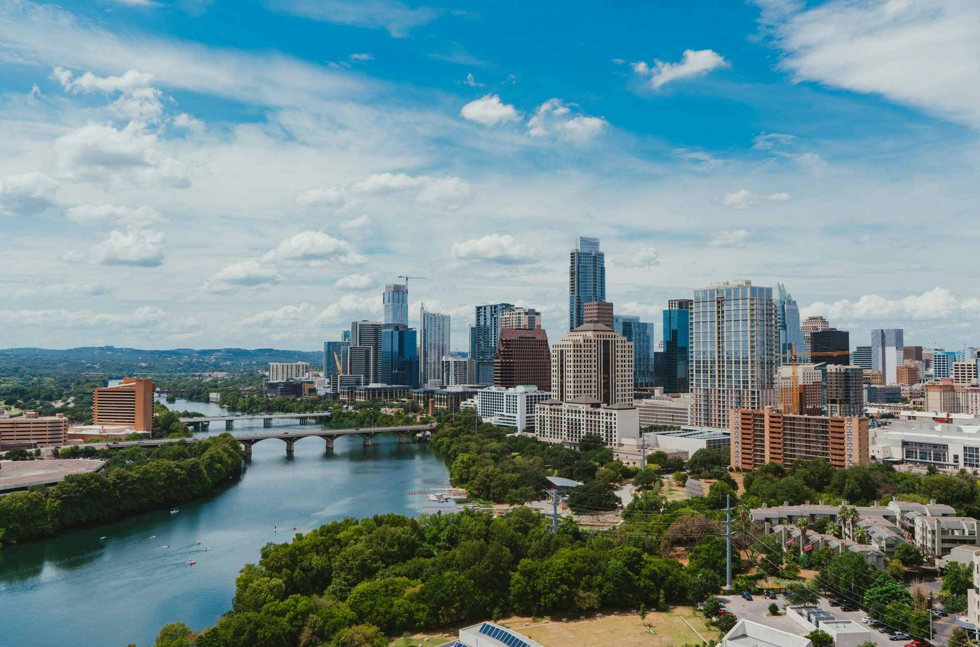 Vista del centro de Austin al atardecer con el puente sobre el río Colorado