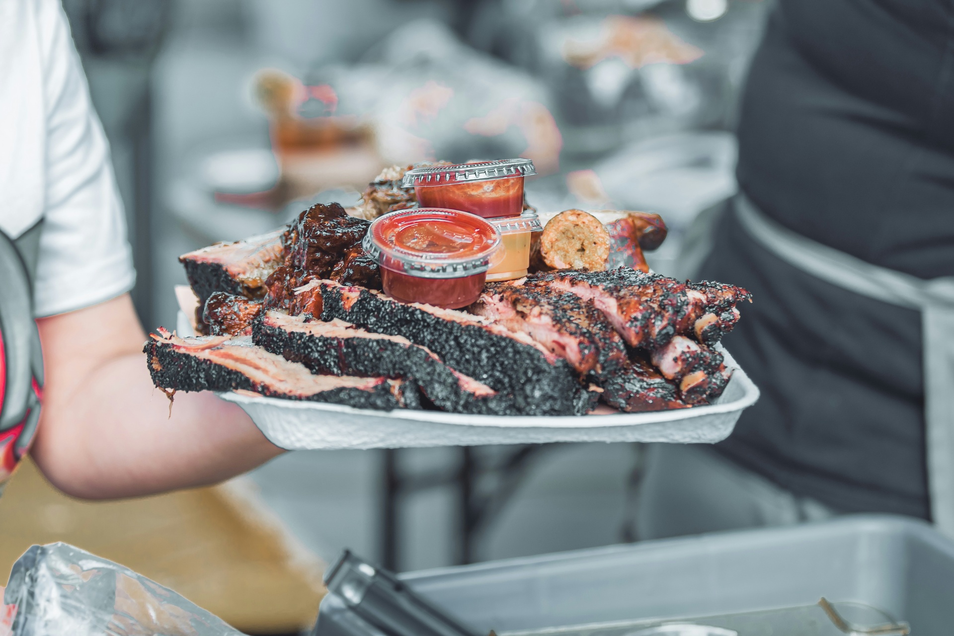 Plato de barbacoa texana con brisket, costillas y guarniciones