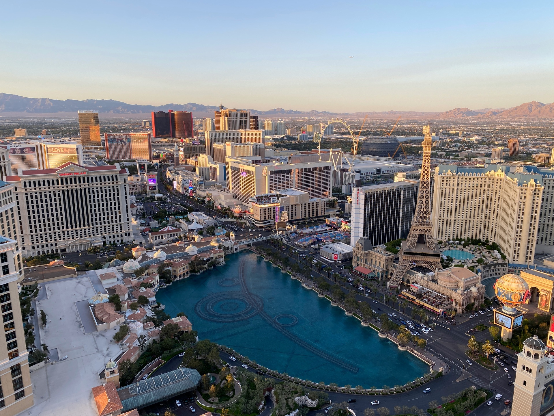 Vista panorámica de una pool party con alberca y cabañas en Las Vegas