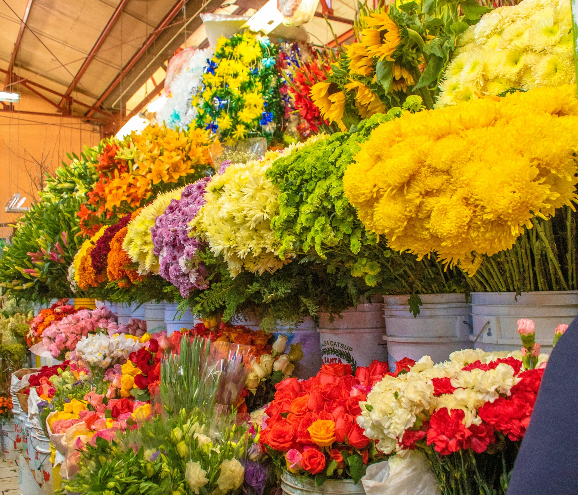 Puestos con flores de cempasúchil apiladas en un mercado de la CDMX