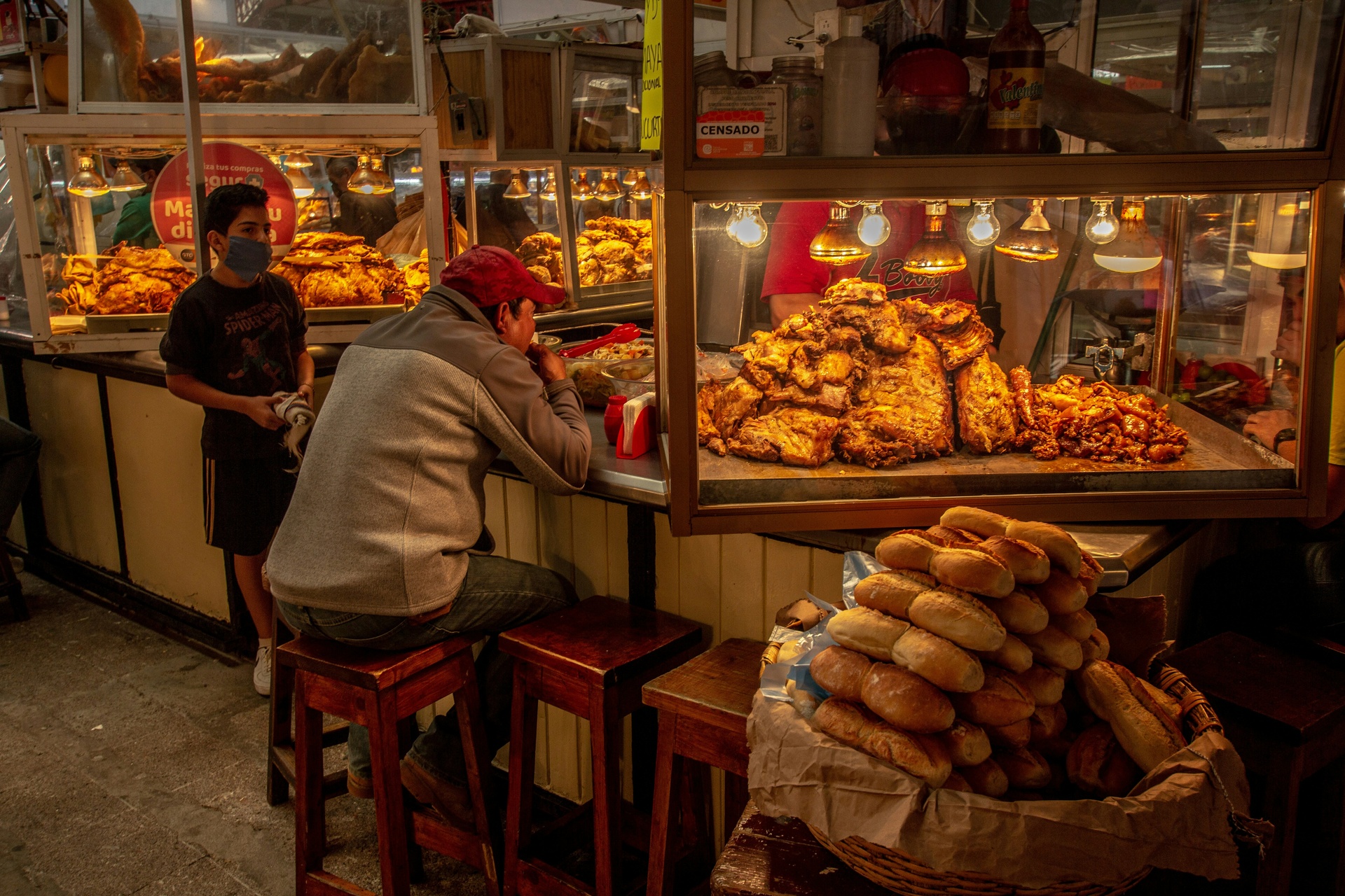 Puestos de comida en un mercado tradicional de la Ciudad de México