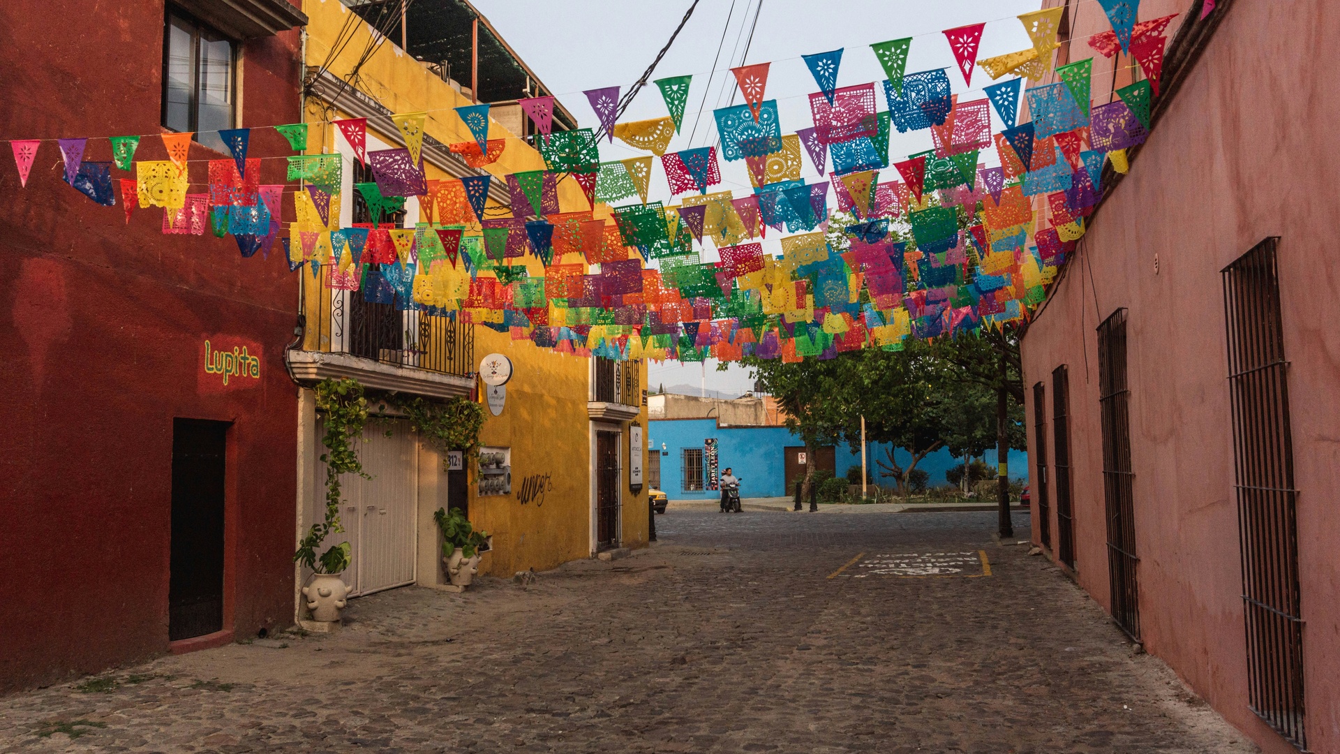 Fachadas coloridas en una calle del Centro Histórico de Oaxaca