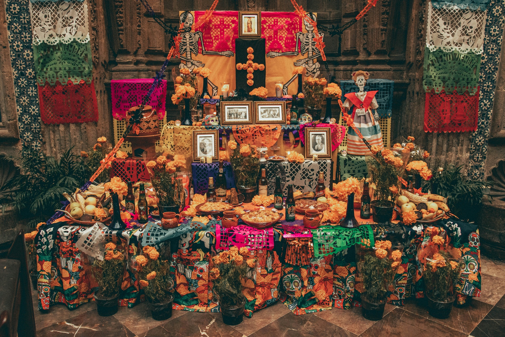 Altar de Día de Muertos con velas y cempasúchil
