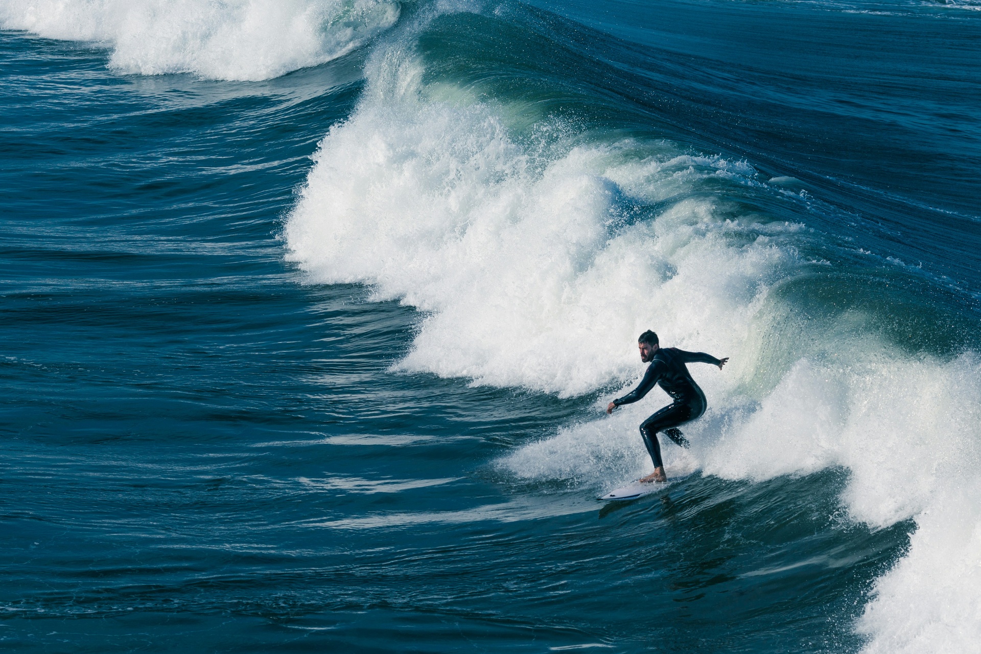 Persona tomando clase de surf en la costa del Pacífico mexicano