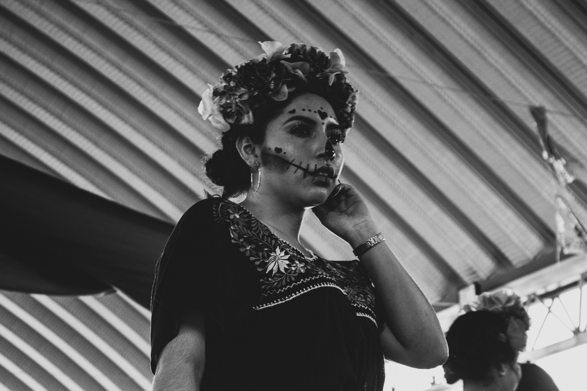 Mujer con maquillaje de catrina en un festival de Día de Muertos