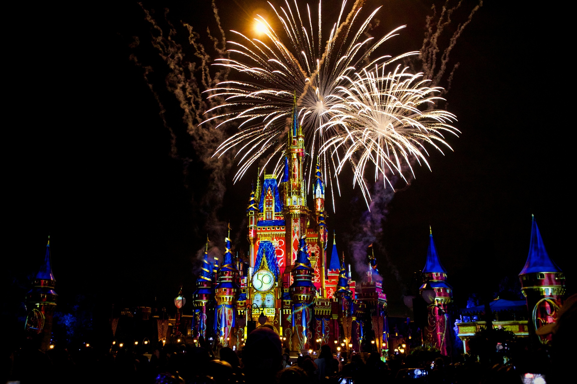Fuegos artificiales sobre el castillo de Magic Kingdom en la noche
