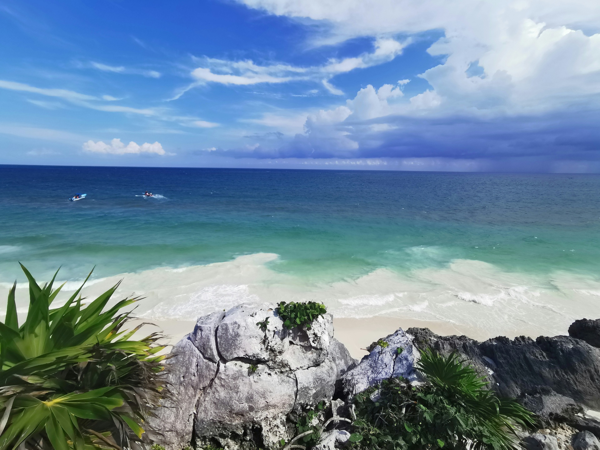 Playa de la Riviera Maya con cielo nublado antes de una tormenta