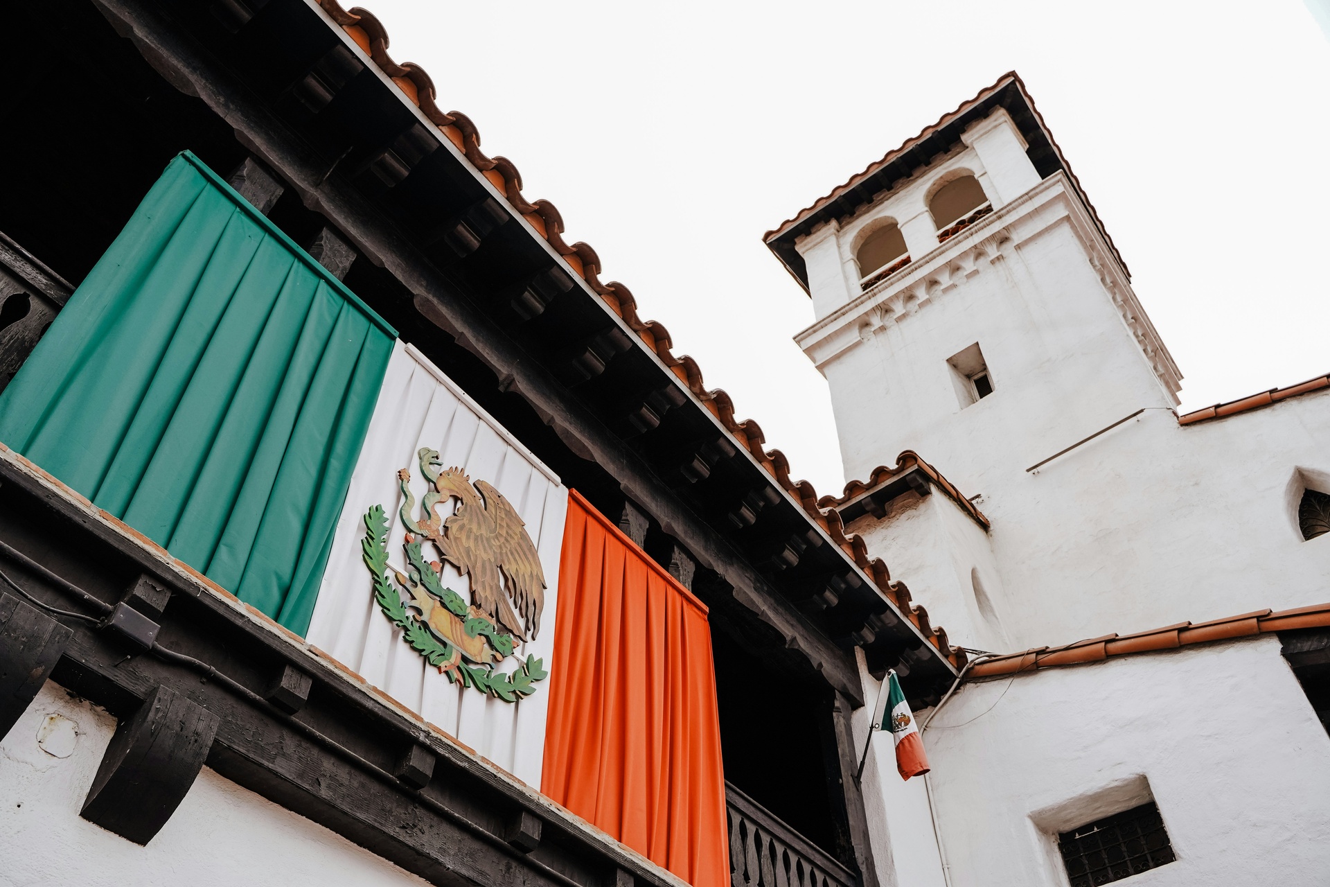 Pasaporte mexicano y documentos de viaje sobre una mesa