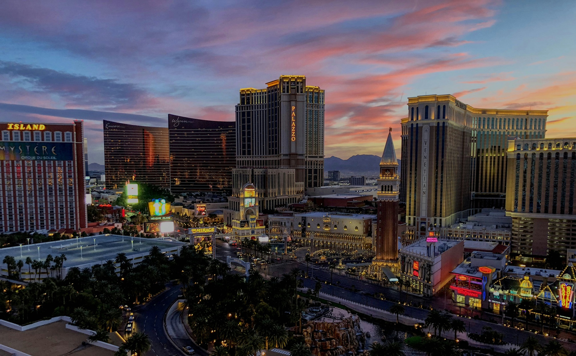Vista nocturna del Strip de Las Vegas iluminado