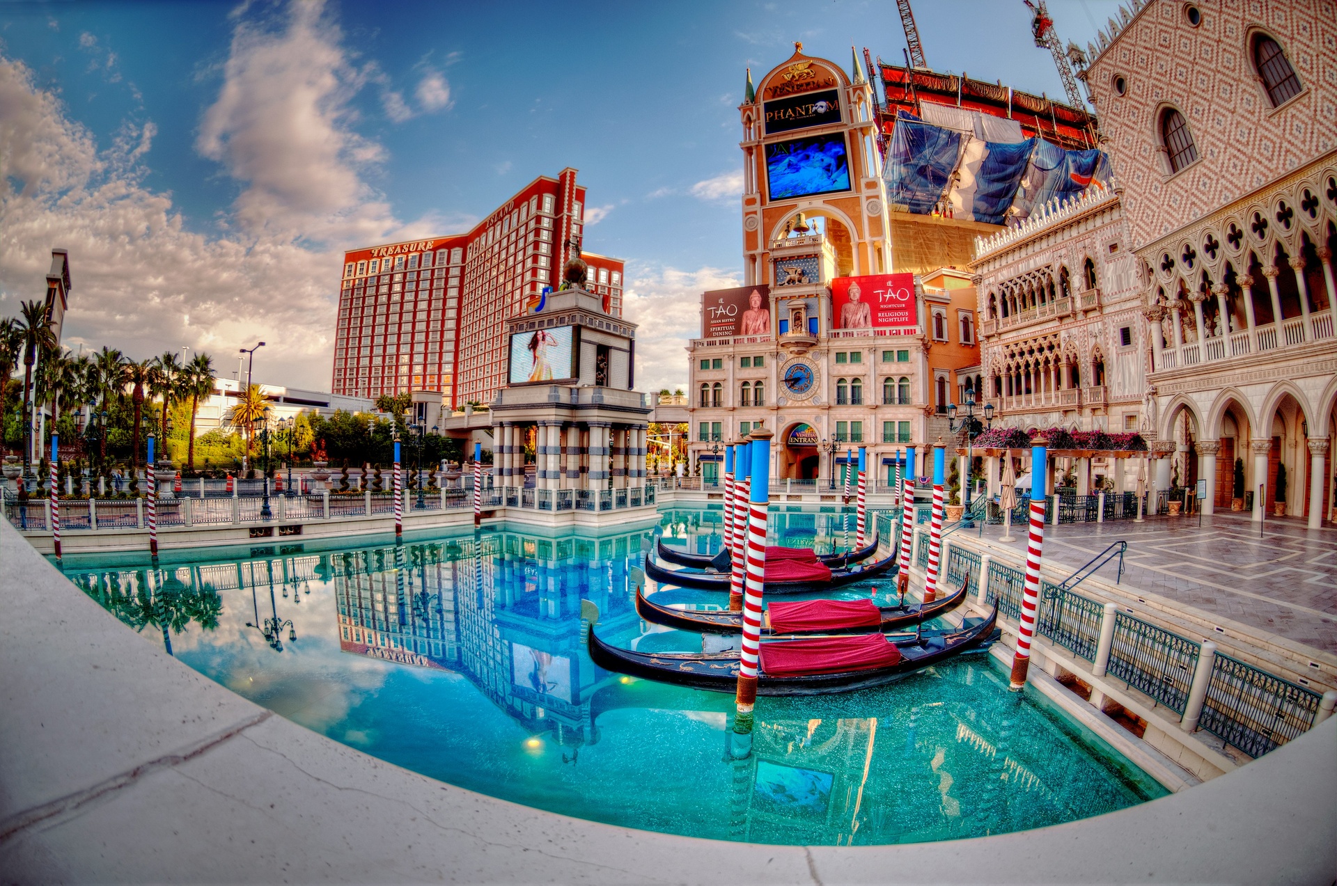 Alberca de un hotel resort en Las Vegas durante el día