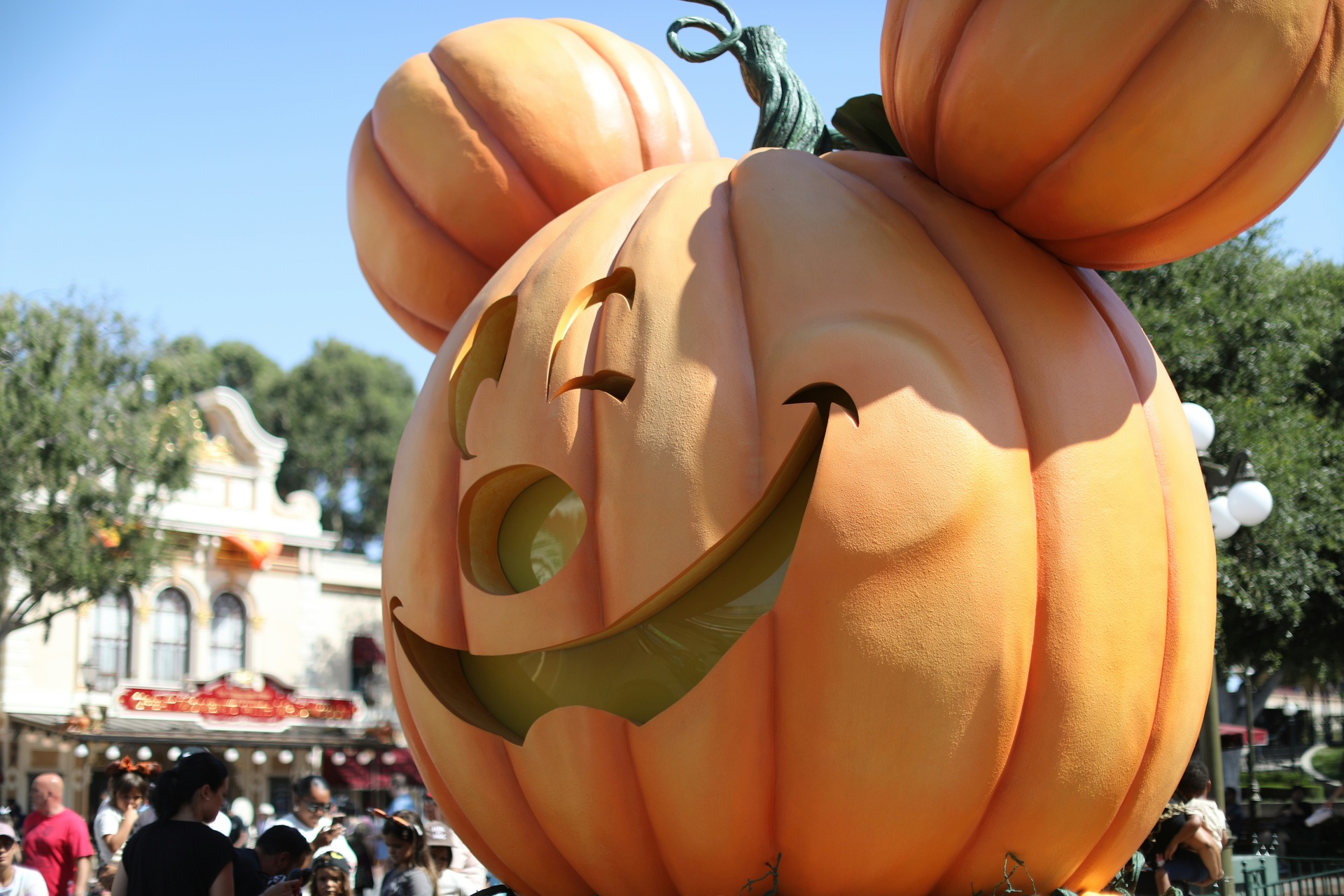 Castillo de Magic Kingdom decorado con calabazas de Halloween