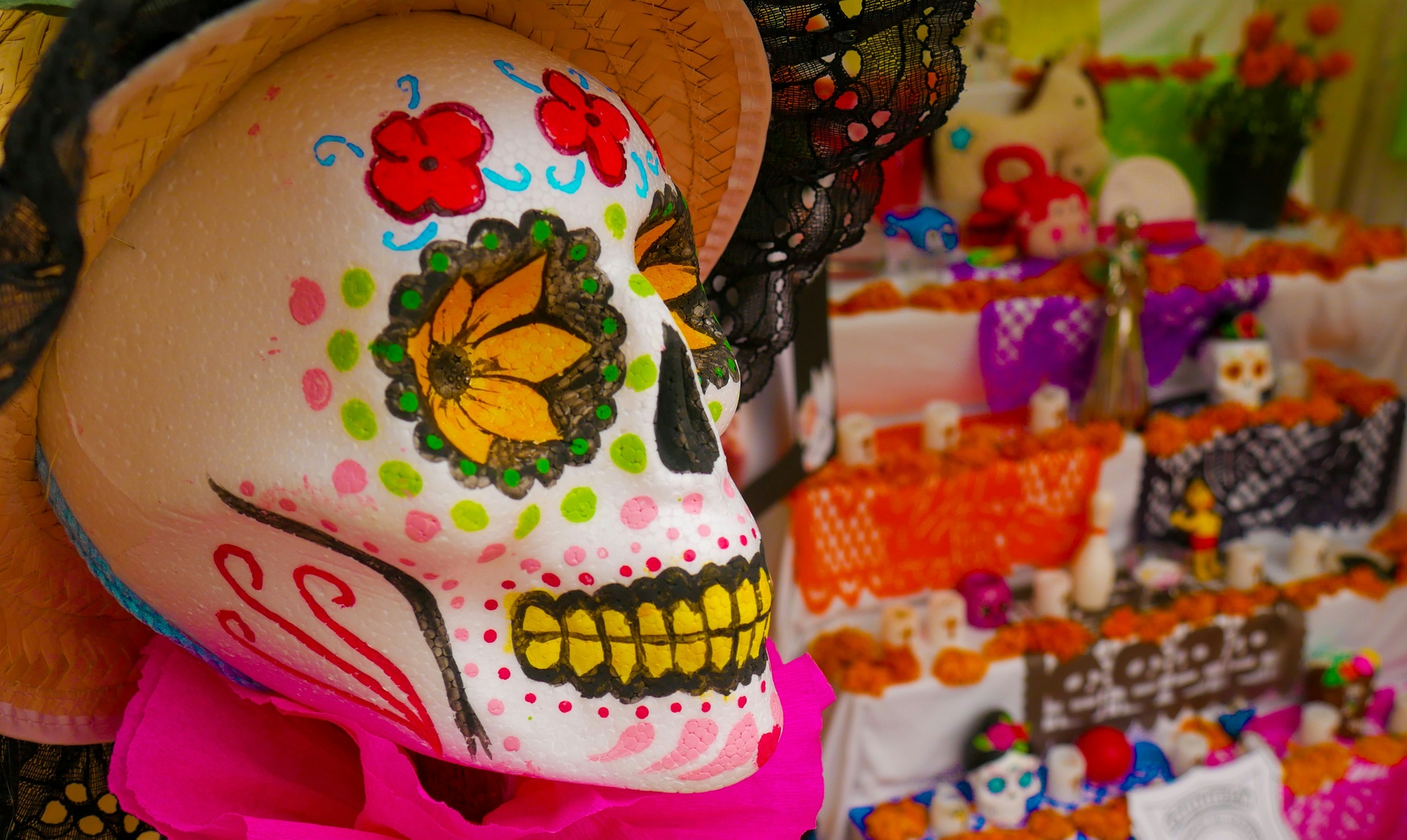 Altar tradicional mexicano decorado con flores de cempasúchil