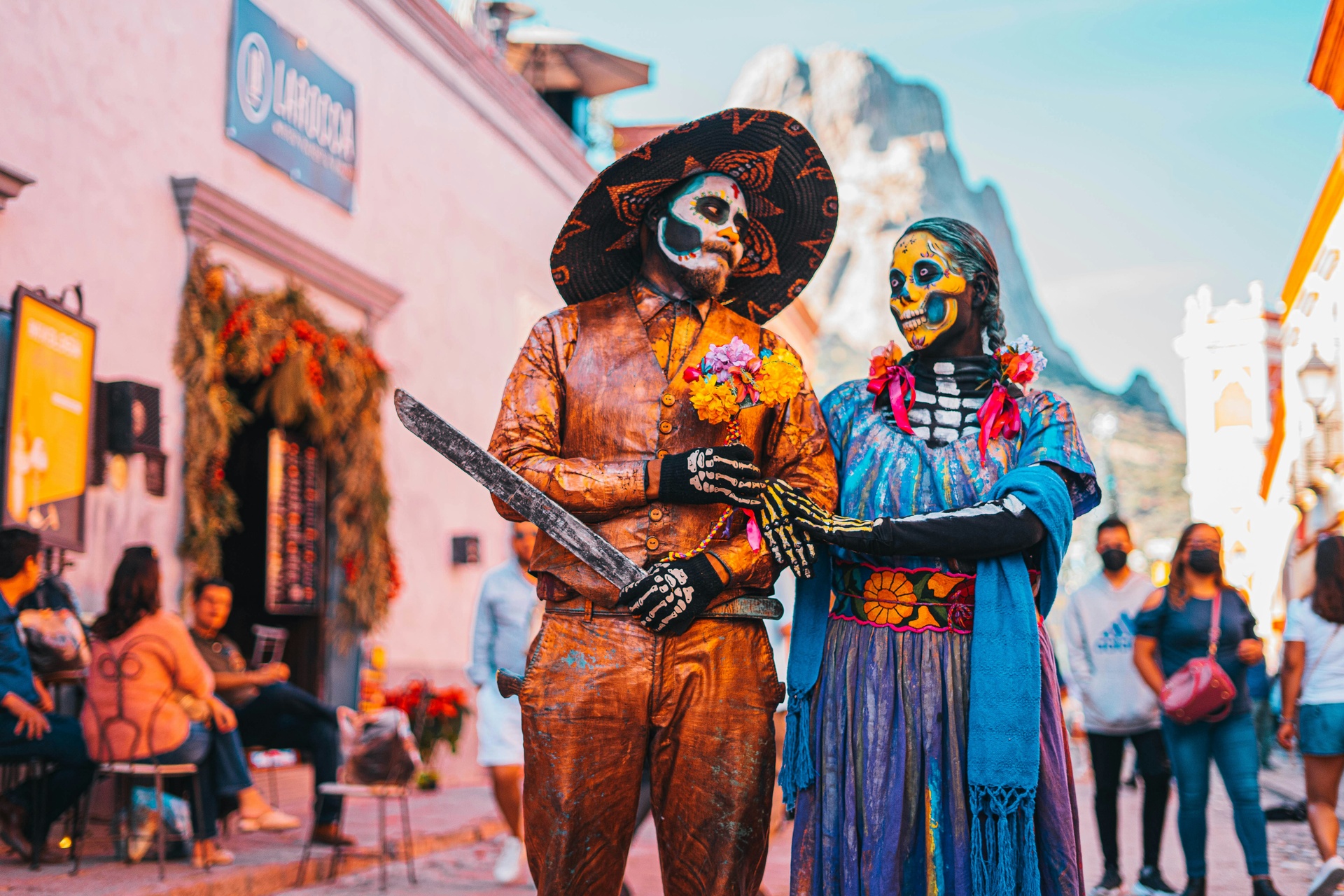 Calavera monumental decorada durante el festival de Día de Muertos