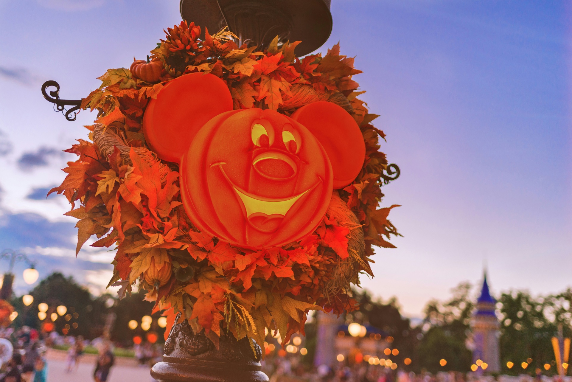Castillo de Disneyland decorado con calabazas gigantes para Halloween
