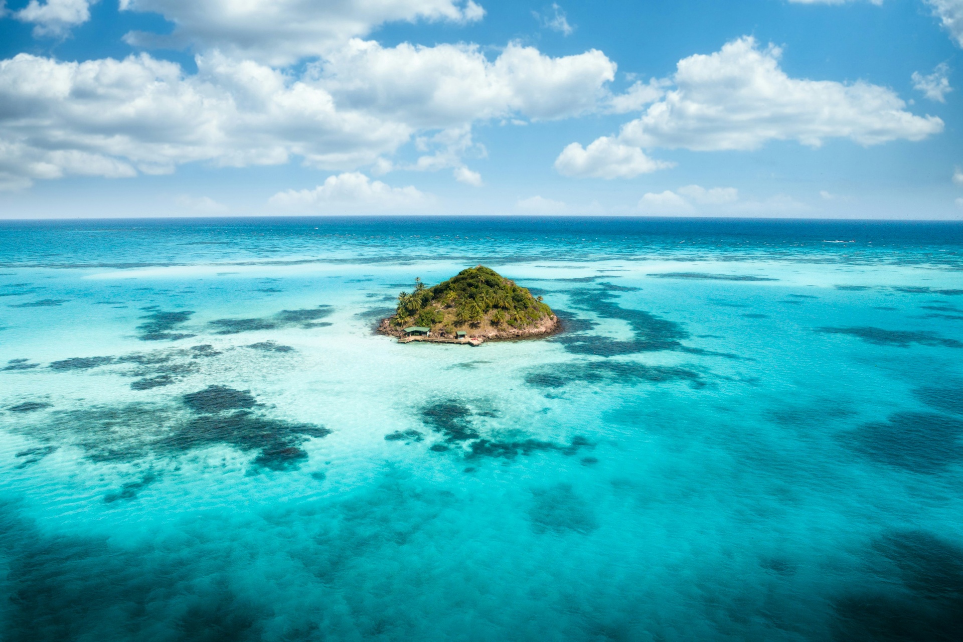 Snorkel en aguas turquesa con arrecife de coral en isla tailandesa