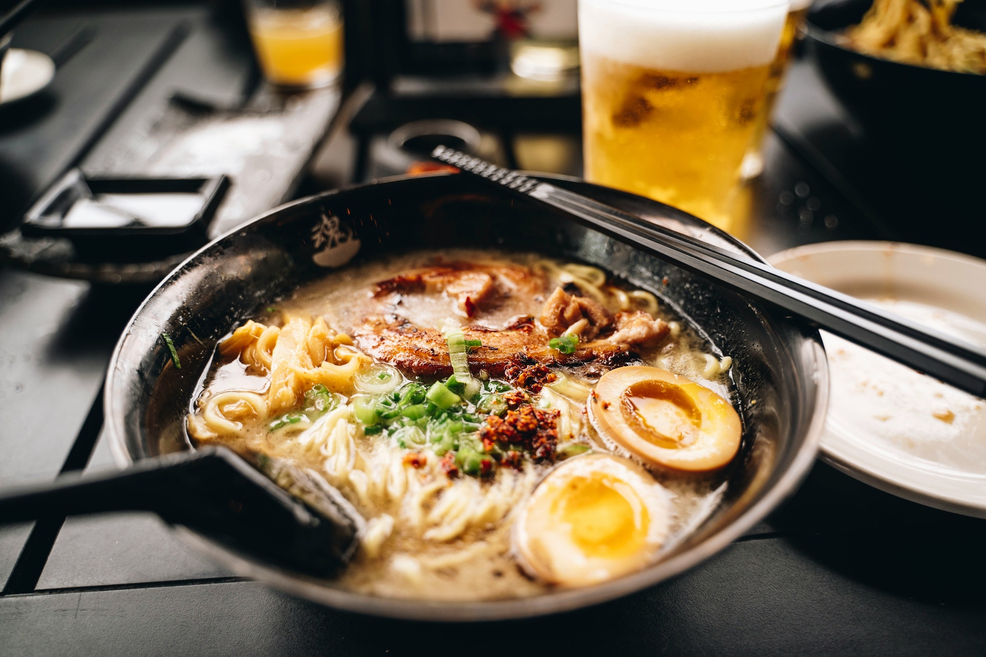 Tazón humeante de miso ramen estilo Sapporo