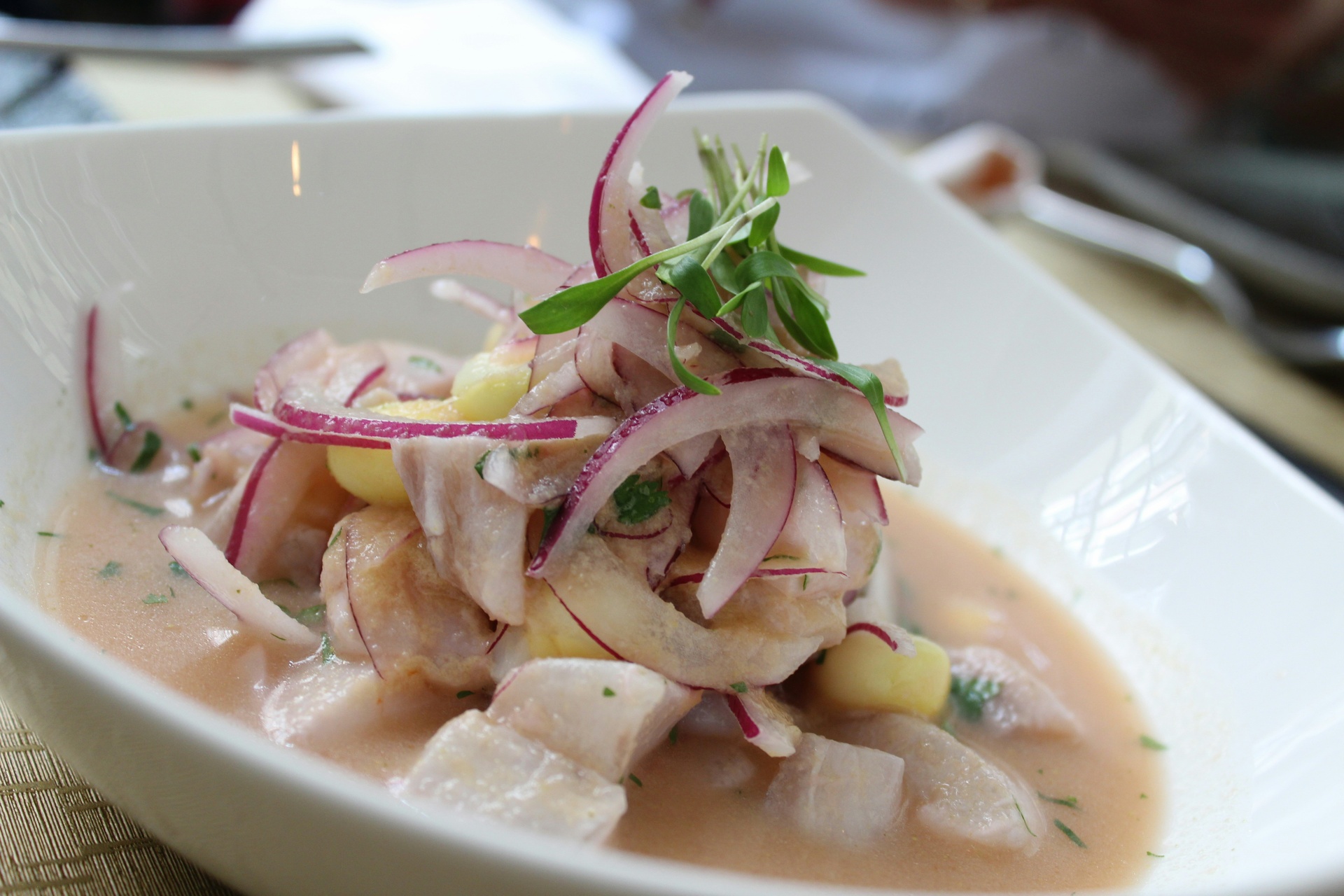 Plato de ceviche de camarón fresco en un restaurante costero