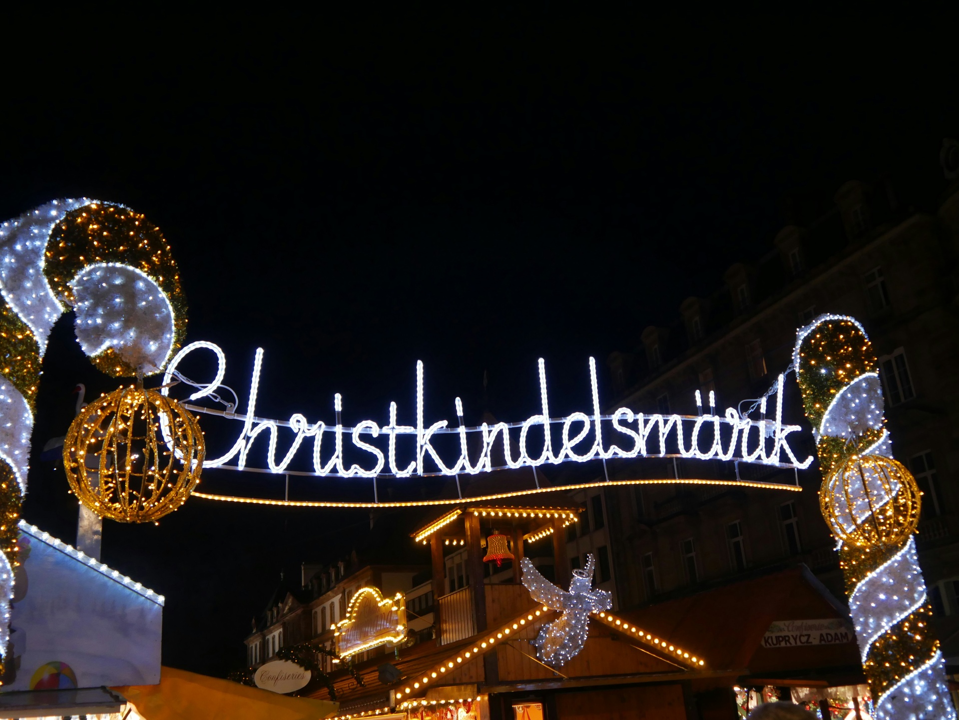 Puestos de madera iluminados en el mercado navideño de Estrasburgo