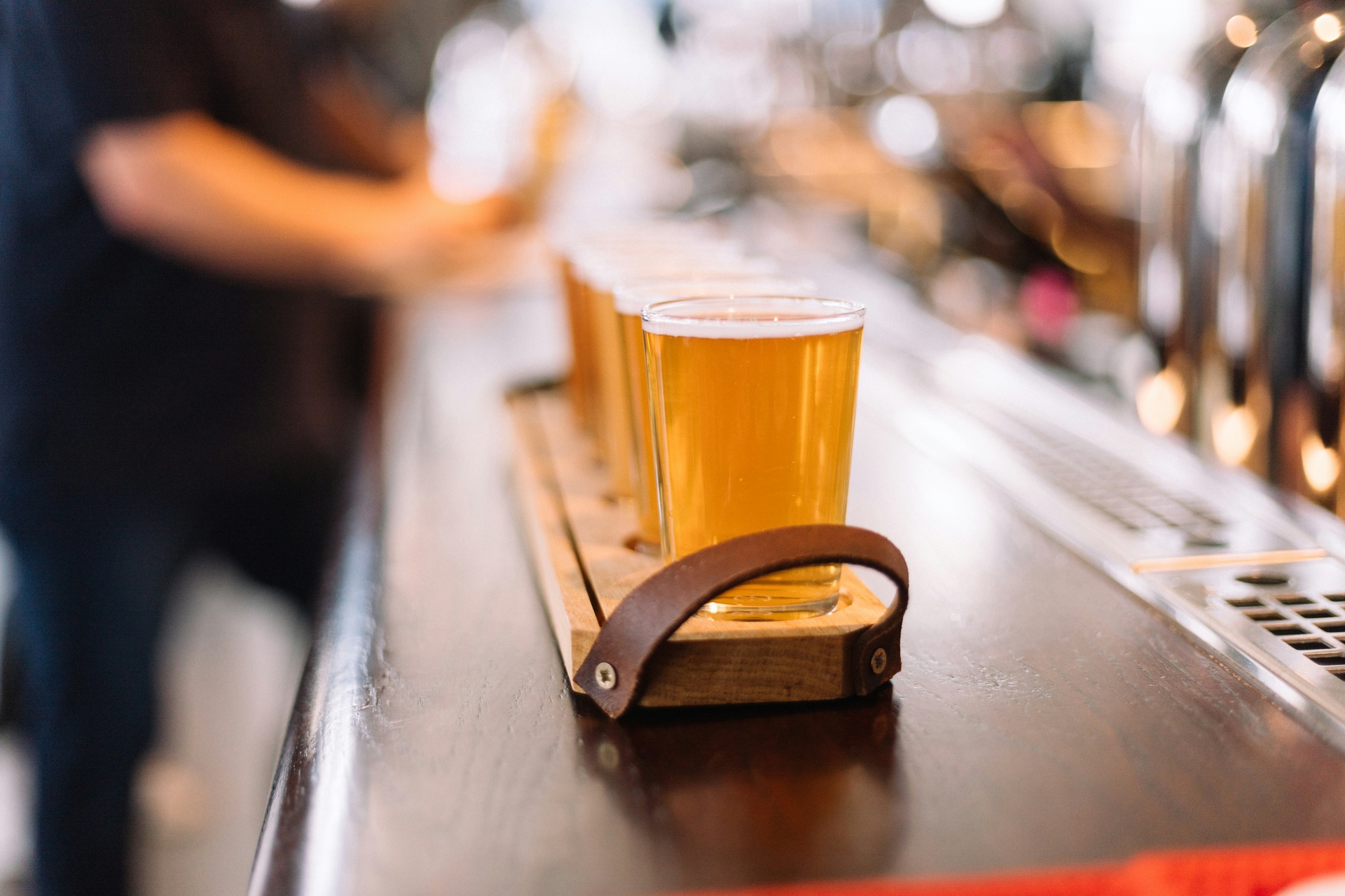Tabla de degustación de cervezas artesanales en un bar