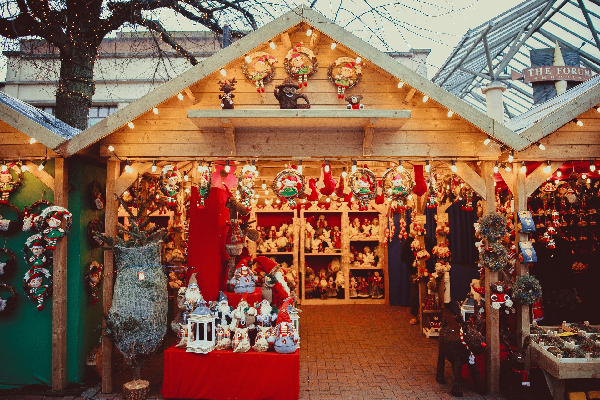 Puestos de madera en un mercado navideño con artesanías