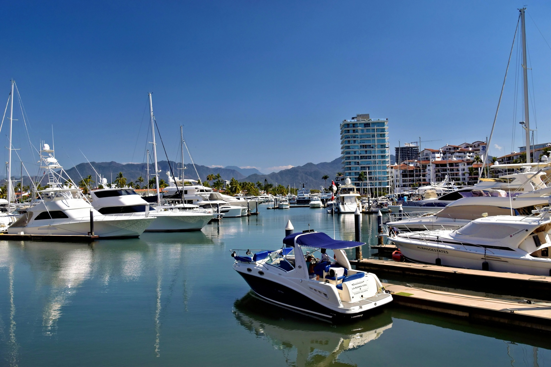 Marina de Puerto Vallarta con lanchas de tours